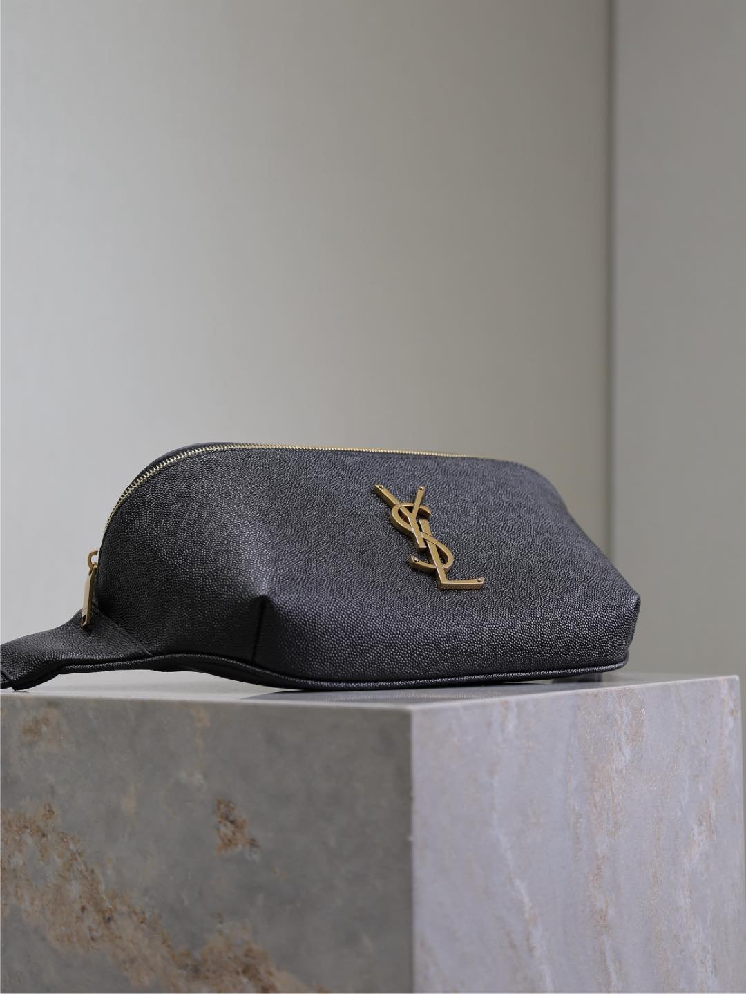 {Style No: 7WNV3G7W} CLASSIC CROSSBODY BAG 25 IN BLACK CAVIAR LEATHER GOLD LOGO - Image 8