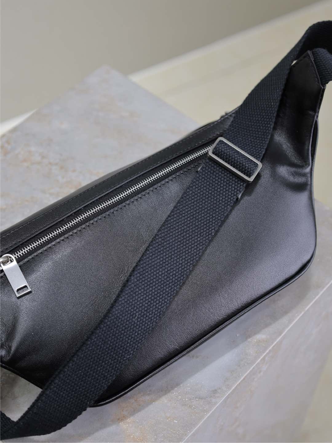 {Style No: LTIPXAX3} CLASSIC CROSSBODY BAG 26 IN BLACK LAMBSKIN - Image 2
