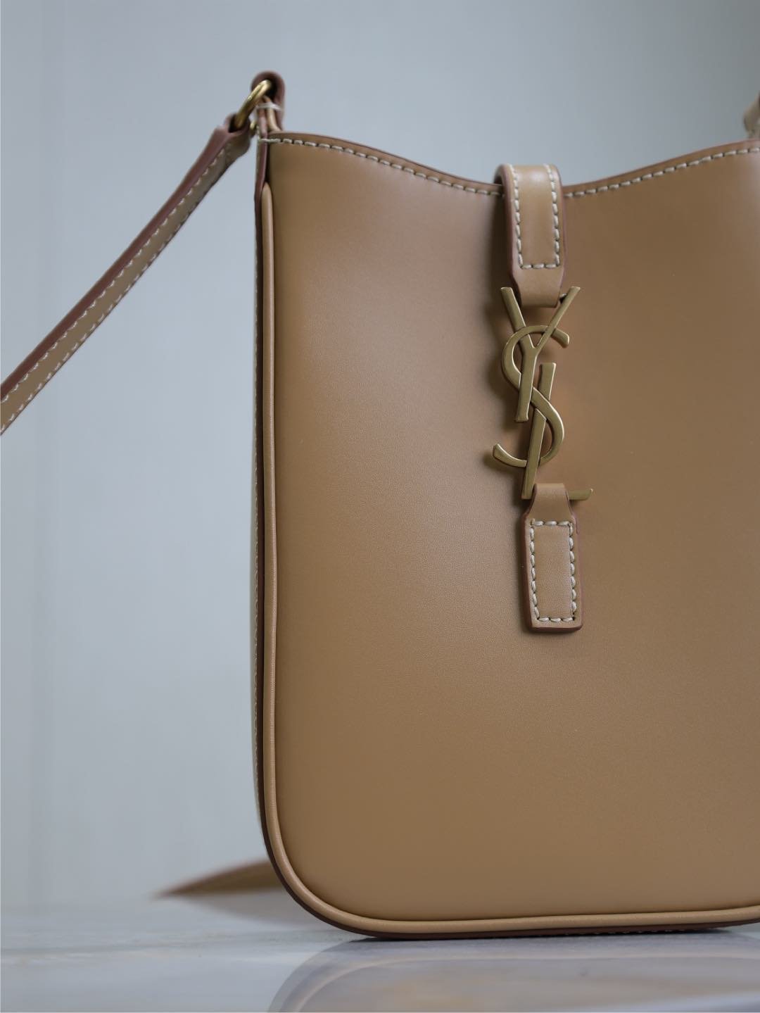 {Style No: LGSR8JT8} LE 5 À 7 PHONE BAG 18 IN CIDER BROWN CALFSKIN - Image 4