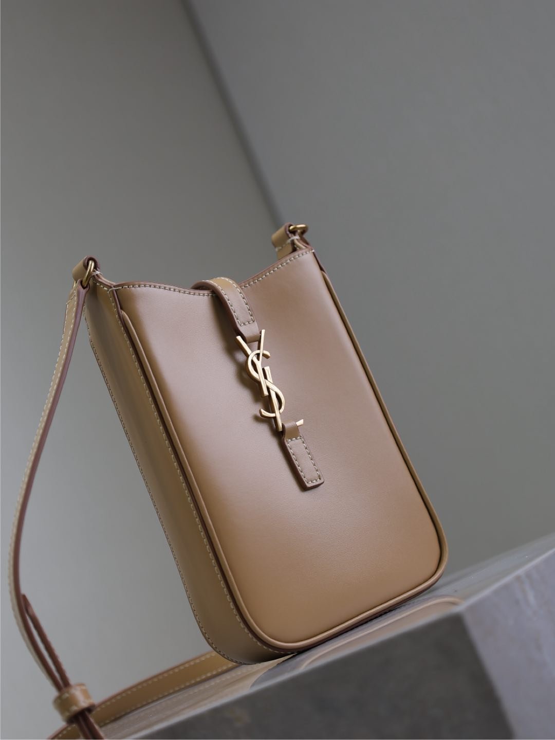 {Style No: LGSR8JT8} LE 5 À 7 PHONE BAG 18 IN CIDER BROWN CALFSKIN - Image 8