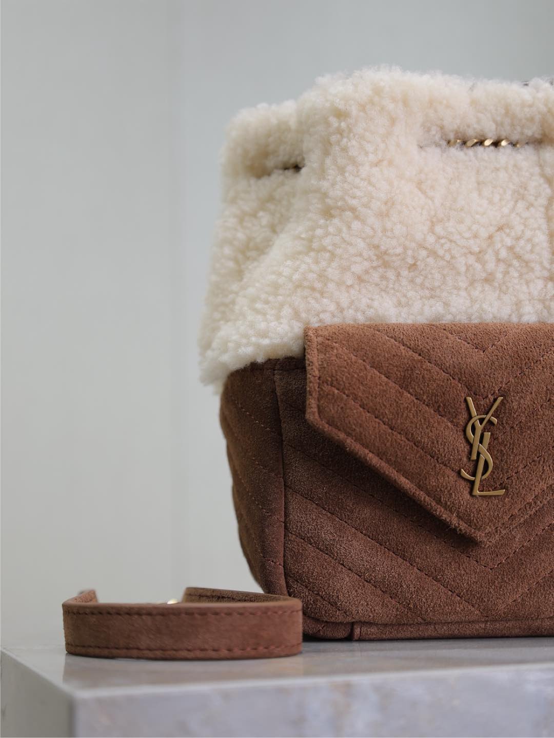 {Style No: 374Q1OIY} JOE MINI BUCKET BAG 19 IN WHITE SHEARLING AND BROWN SUEDE - Image 4