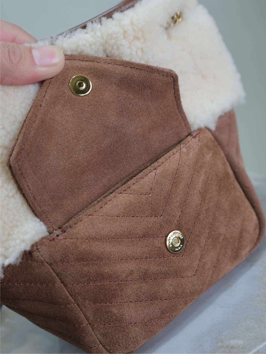 {Style No: 374Q1OIY} JOE MINI BUCKET BAG 19 IN WHITE SHEARLING AND BROWN SUEDE - Image 5