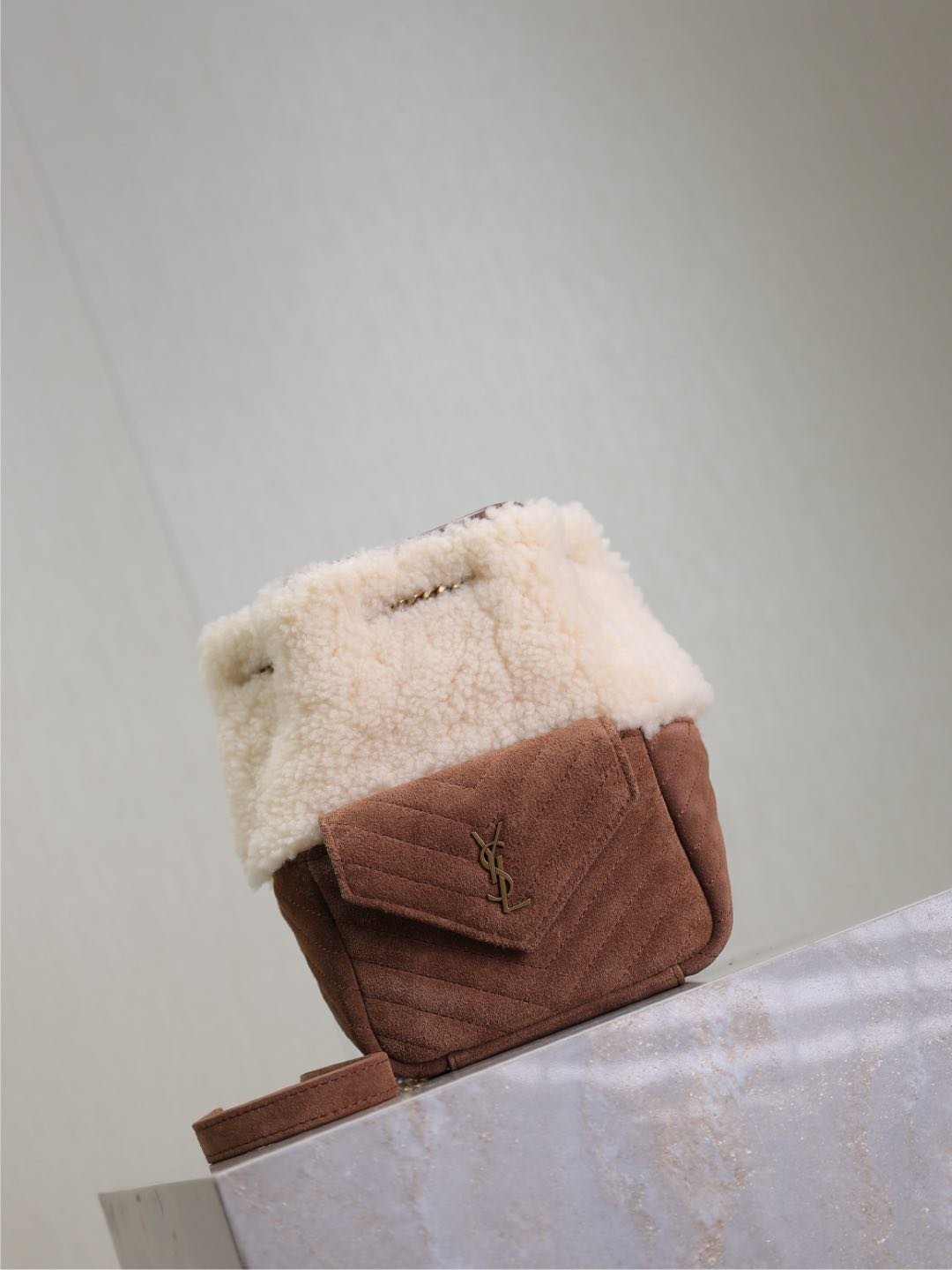 {Style No: 374Q1OIY} JOE MINI BUCKET BAG 19 IN WHITE SHEARLING AND BROWN SUEDE - Image 2