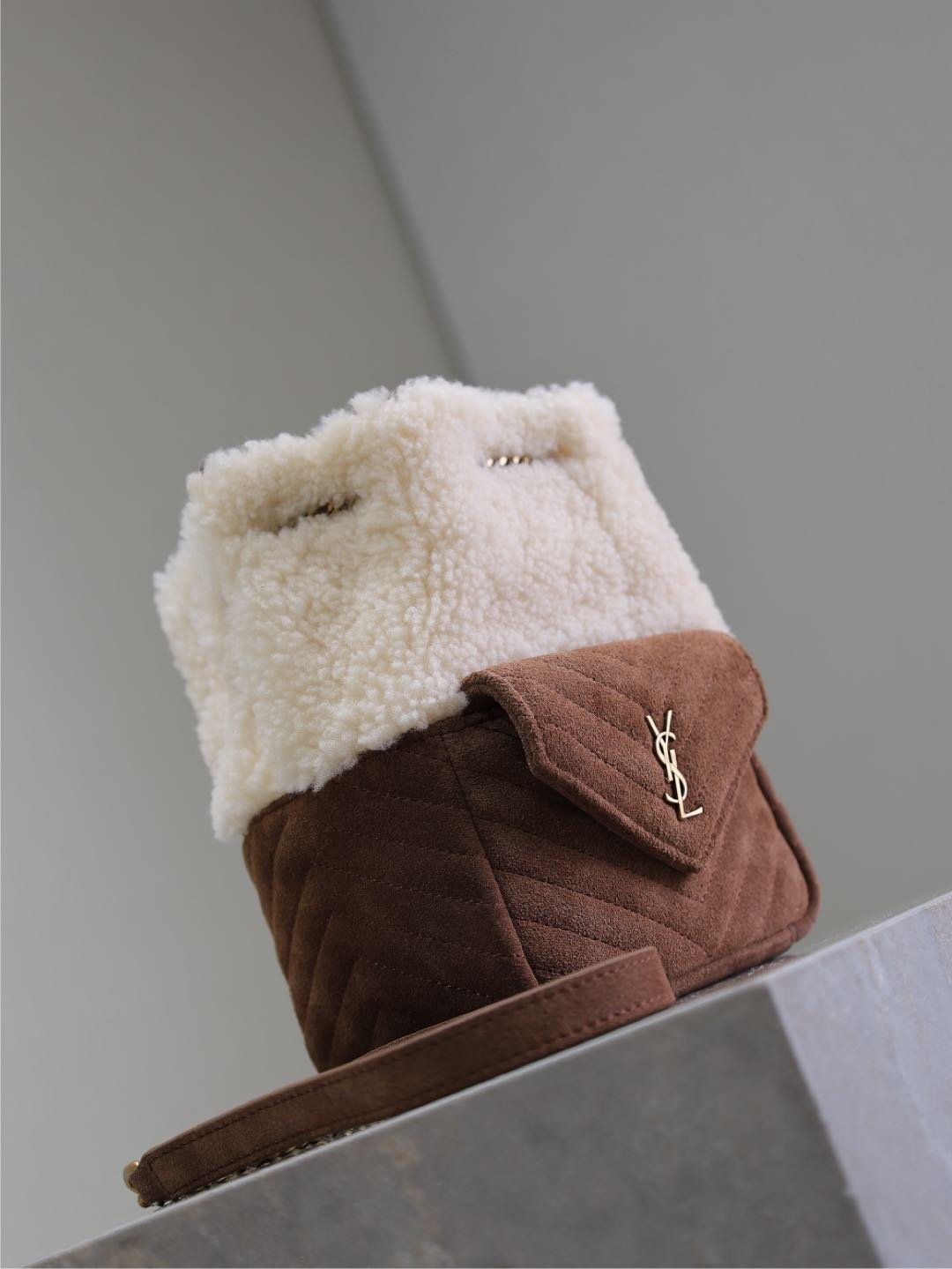 {Style No: 374Q1OIY} JOE MINI BUCKET BAG 19 IN WHITE SHEARLING AND BROWN SUEDE - Image 3