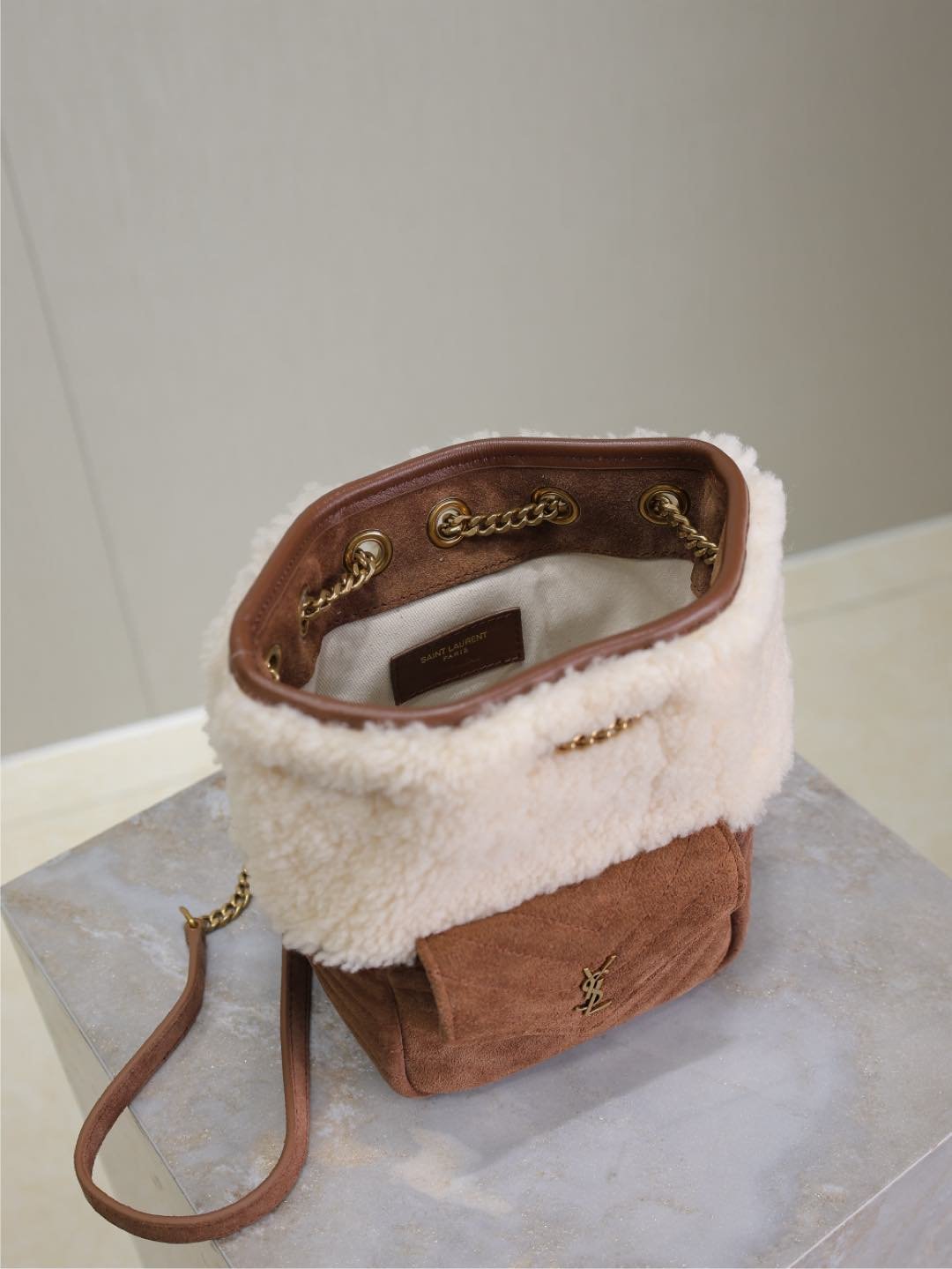 {Style No: 374Q1OIY} JOE MINI BUCKET BAG 19 IN WHITE SHEARLING AND BROWN SUEDE - Image 7