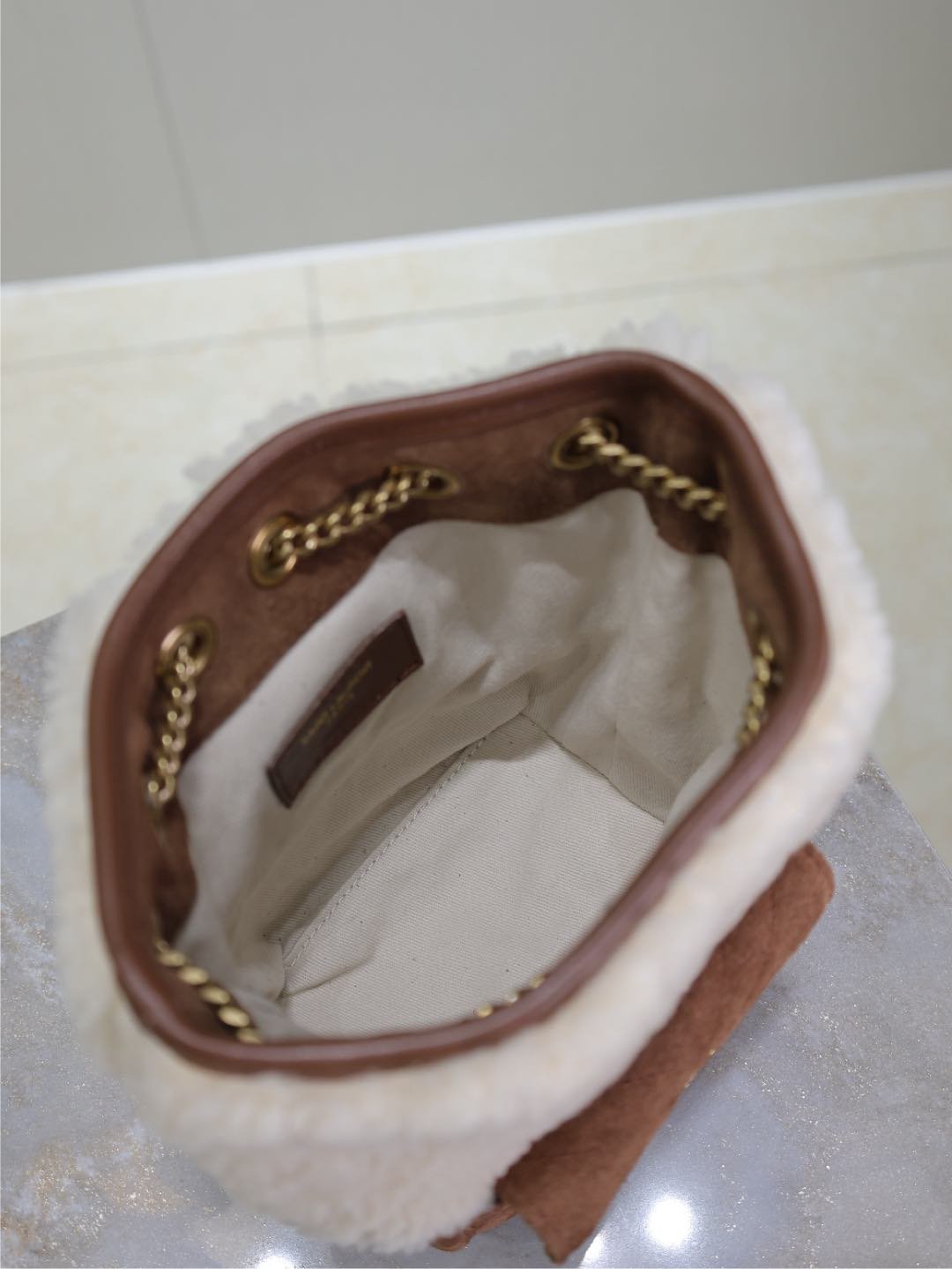 {Style No: 374Q1OIY} JOE MINI BUCKET BAG 19 IN WHITE SHEARLING AND BROWN SUEDE - Image 8