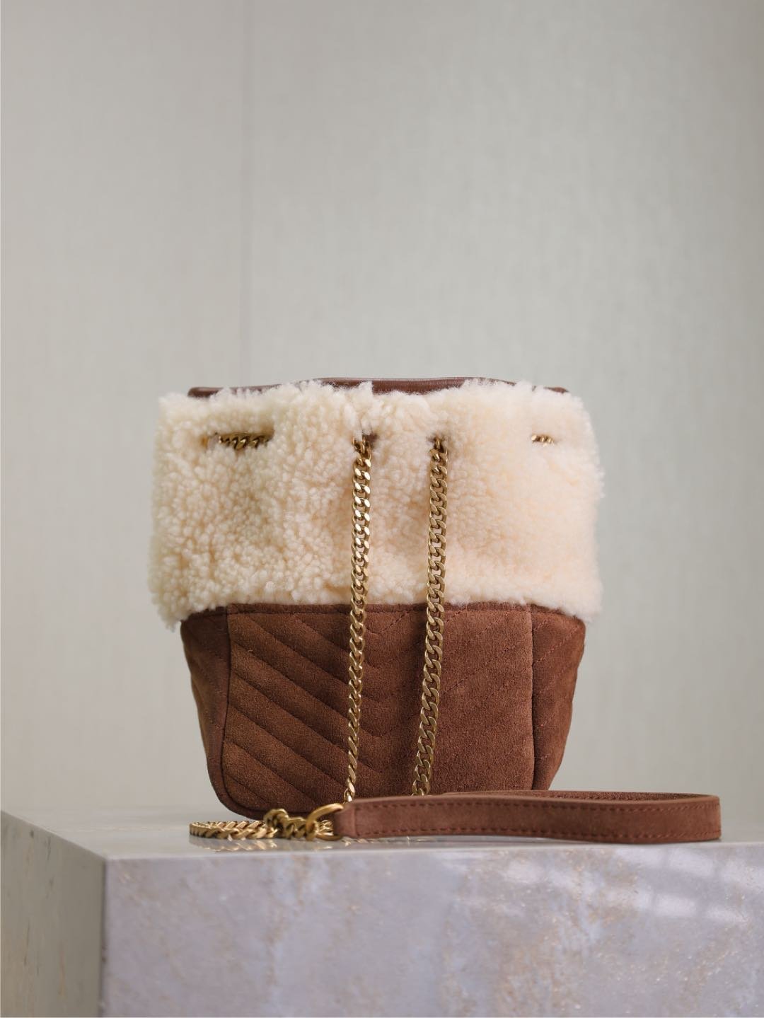 {Style No: 374Q1OIY} JOE MINI BUCKET BAG 19 IN WHITE SHEARLING AND BROWN SUEDE - Image 9