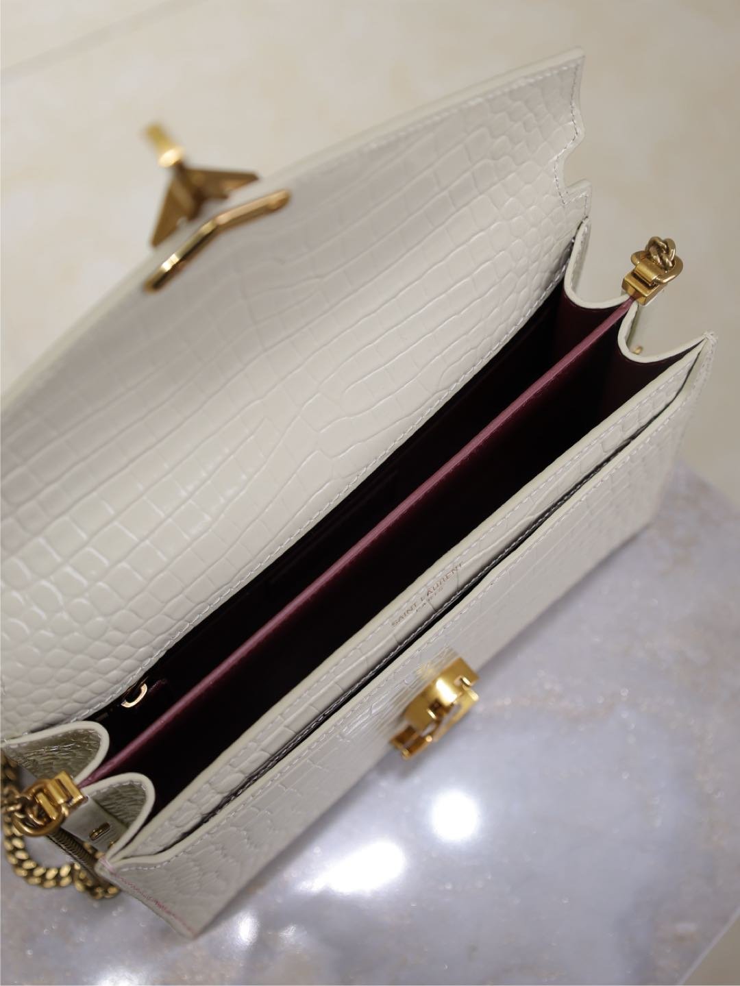 {Style No: 1TP1CDGG} CASSANDRA CHAIN BAG 22 IN WHITE CROCODILE PATTERN CALFSKIN GOLD HARDWARE - Image 2