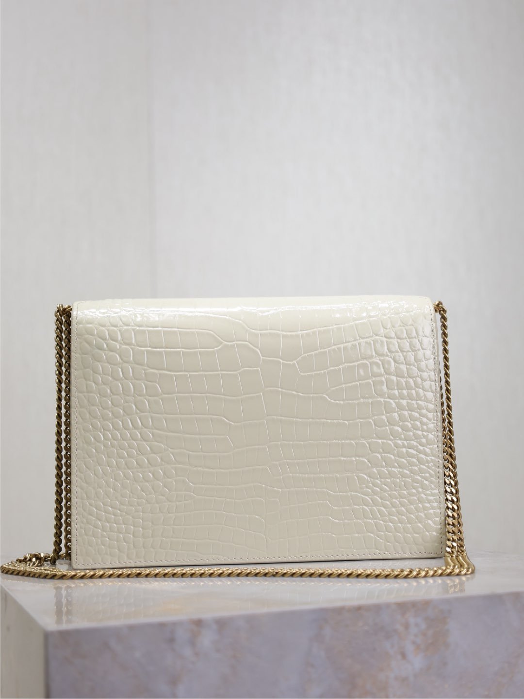 {Style No: 1TP1CDGG} CASSANDRA CHAIN BAG 22 IN WHITE CROCODILE PATTERN CALFSKIN GOLD HARDWARE - Image 3