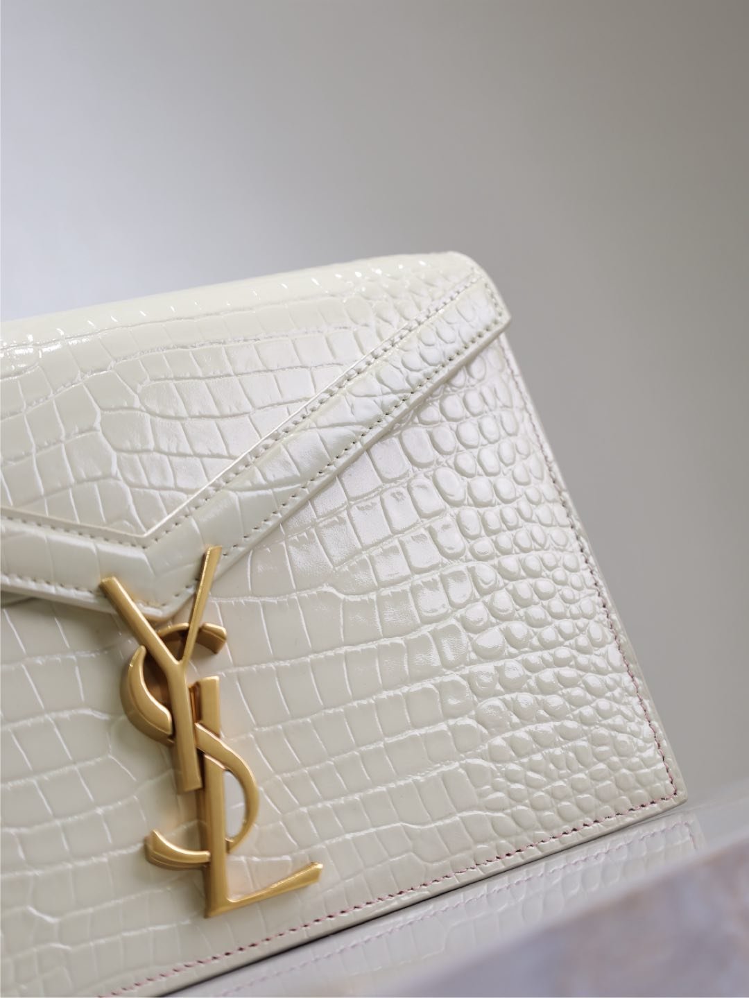 {Style No: 1TP1CDGG} CASSANDRA CHAIN BAG 22 IN WHITE CROCODILE PATTERN CALFSKIN GOLD HARDWARE - Image 4