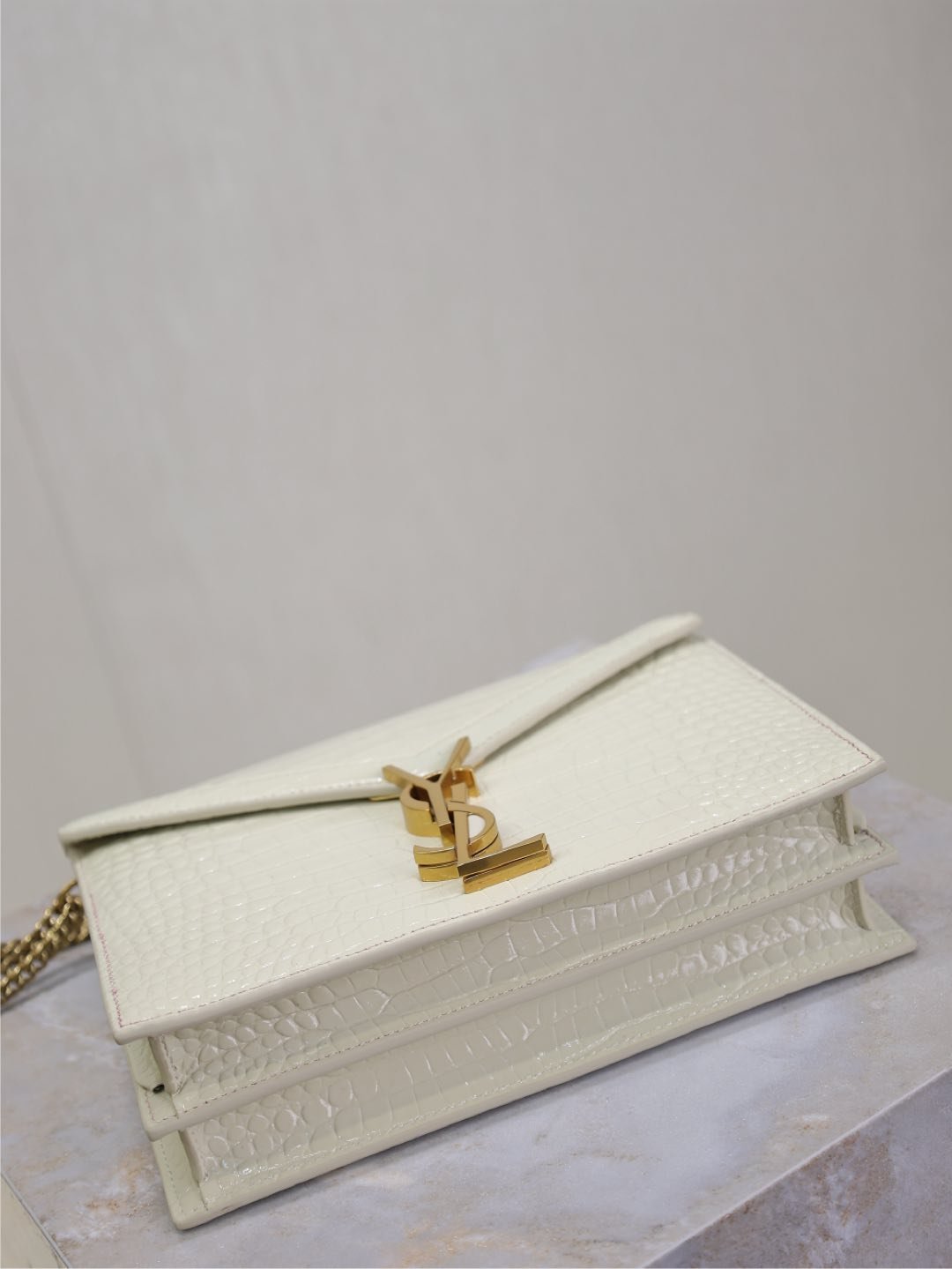 {Style No: 1TP1CDGG} CASSANDRA CHAIN BAG 22 IN WHITE CROCODILE PATTERN CALFSKIN GOLD HARDWARE - Image 6