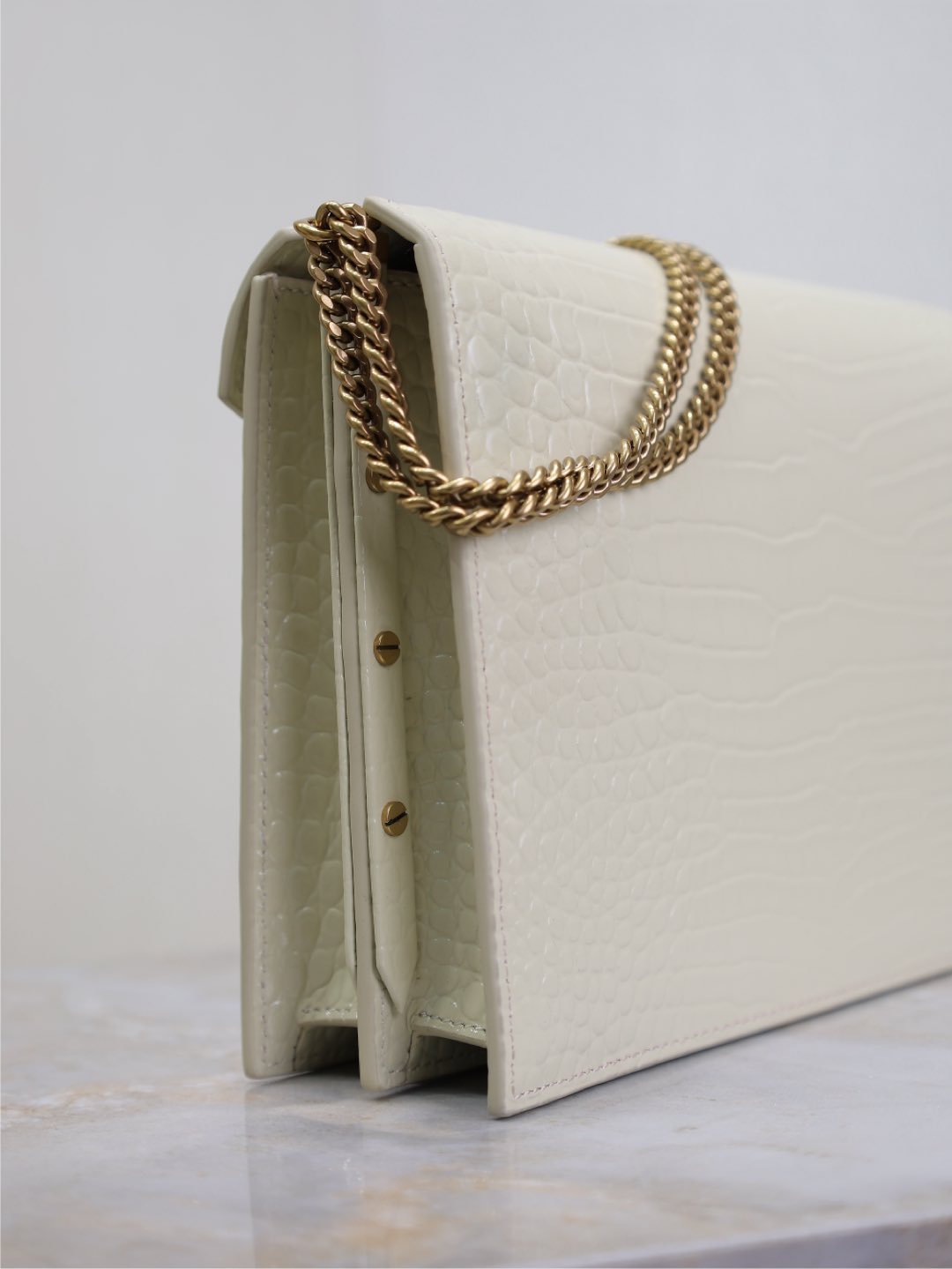 {Style No: 1TP1CDGG} CASSANDRA CHAIN BAG 22 IN WHITE CROCODILE PATTERN CALFSKIN GOLD HARDWARE - Image 7
