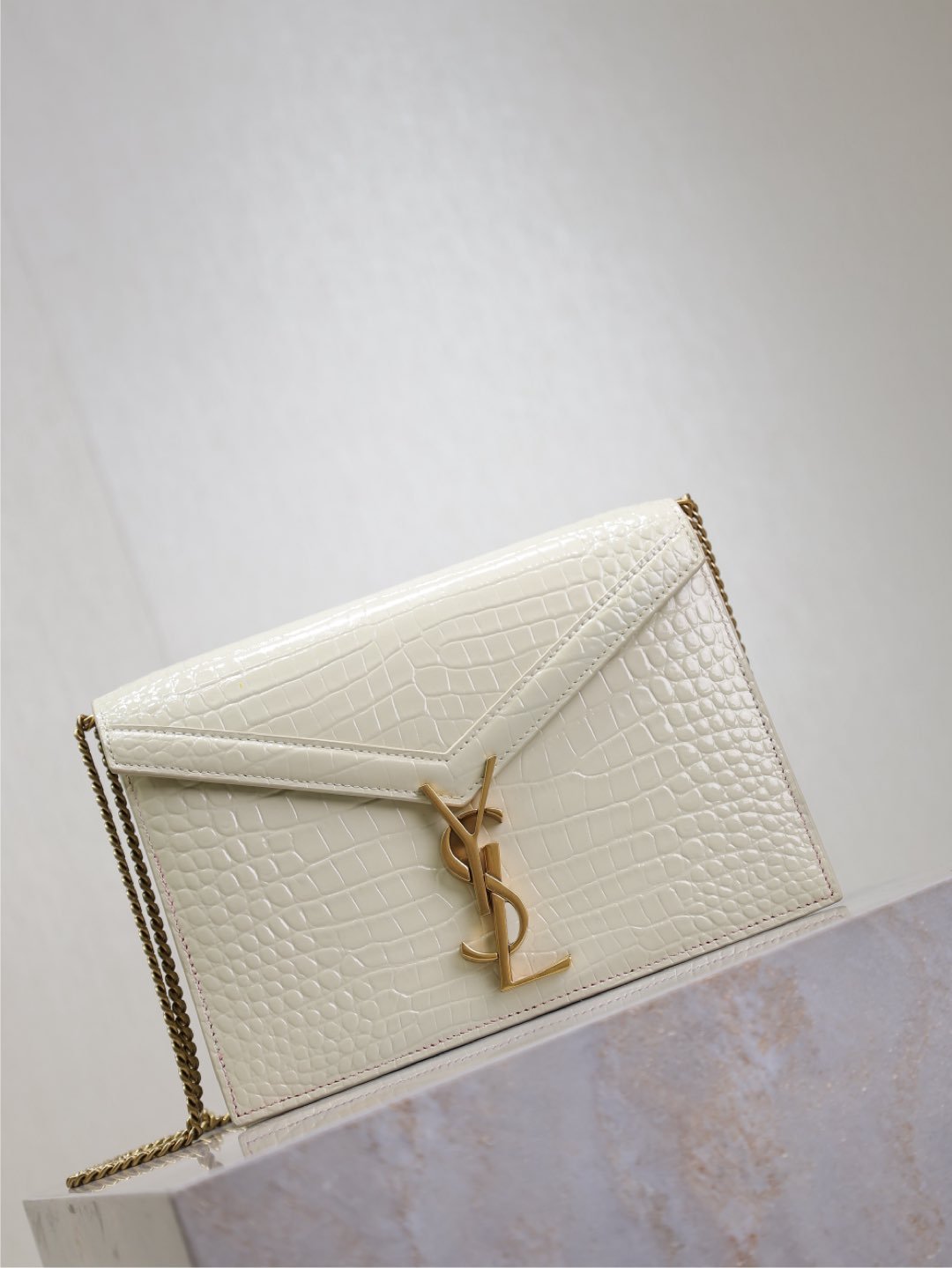 {Style No: 1TP1CDGG} CASSANDRA CHAIN BAG 22 IN WHITE CROCODILE PATTERN CALFSKIN GOLD HARDWARE - Image 8