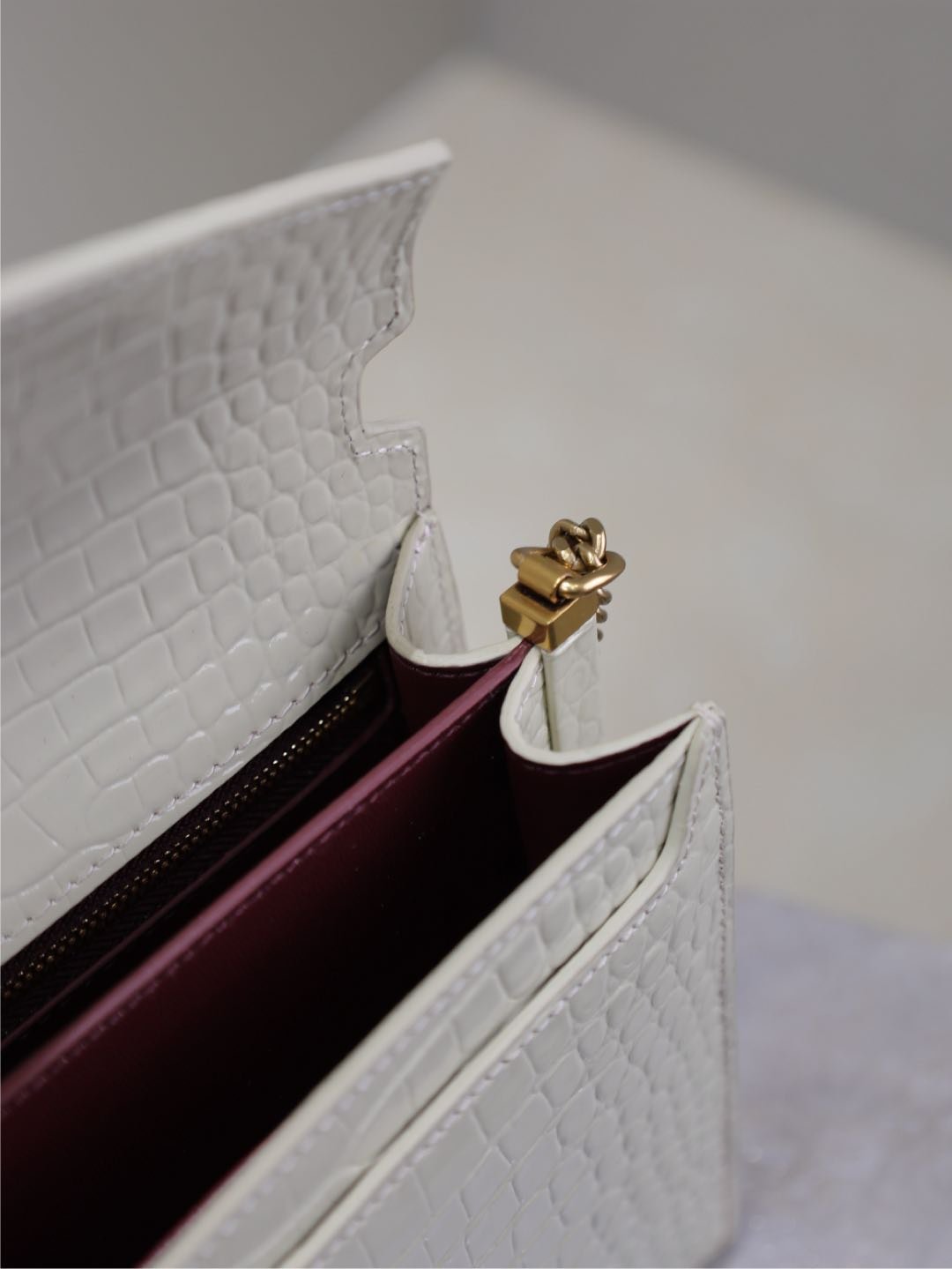 {Style No: 1TP1CDGG} CASSANDRA CHAIN BAG 22 IN WHITE CROCODILE PATTERN CALFSKIN GOLD HARDWARE - Image 9