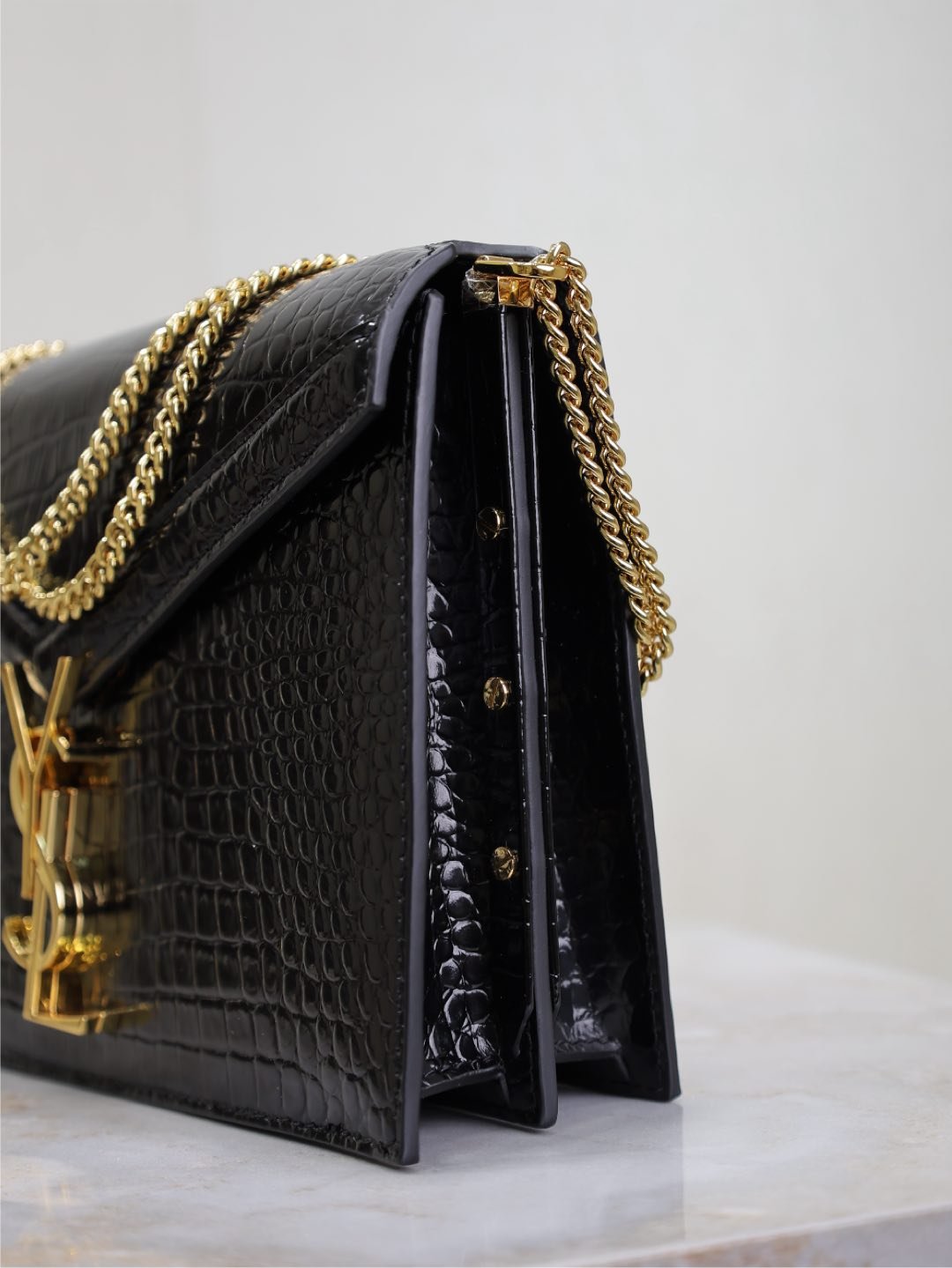 {Style No: FSNO7IDE} CASSANDRA CHAIN BAG 22 IN BLACK CROCODILE PATTERN CALFSKIN GOLD HARDWARE - Image 8