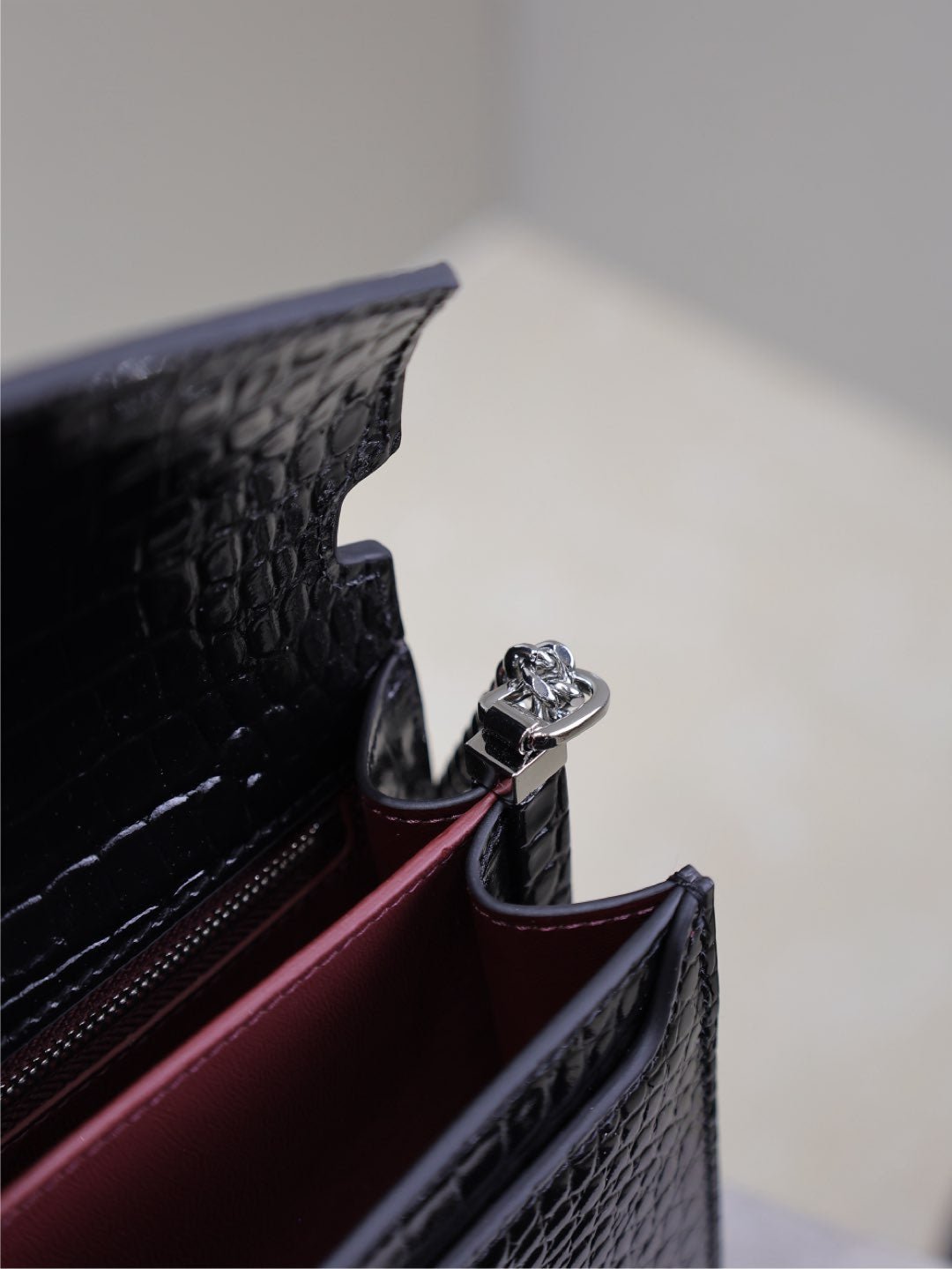 {Style No: BU8IJOWY} CASSANDRA CHAIN BAG 22 IN BLACK CROCODILE PATTERN CALFSKIN SILVER HARDWARE - Image 3
