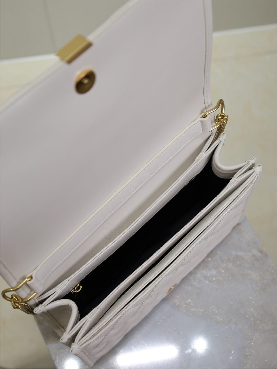 {Style No: 9R9UL1AE} BECKY 26 IN WHITE QUILTED LAMBSKIN GOLD HARDWARE - Image 3