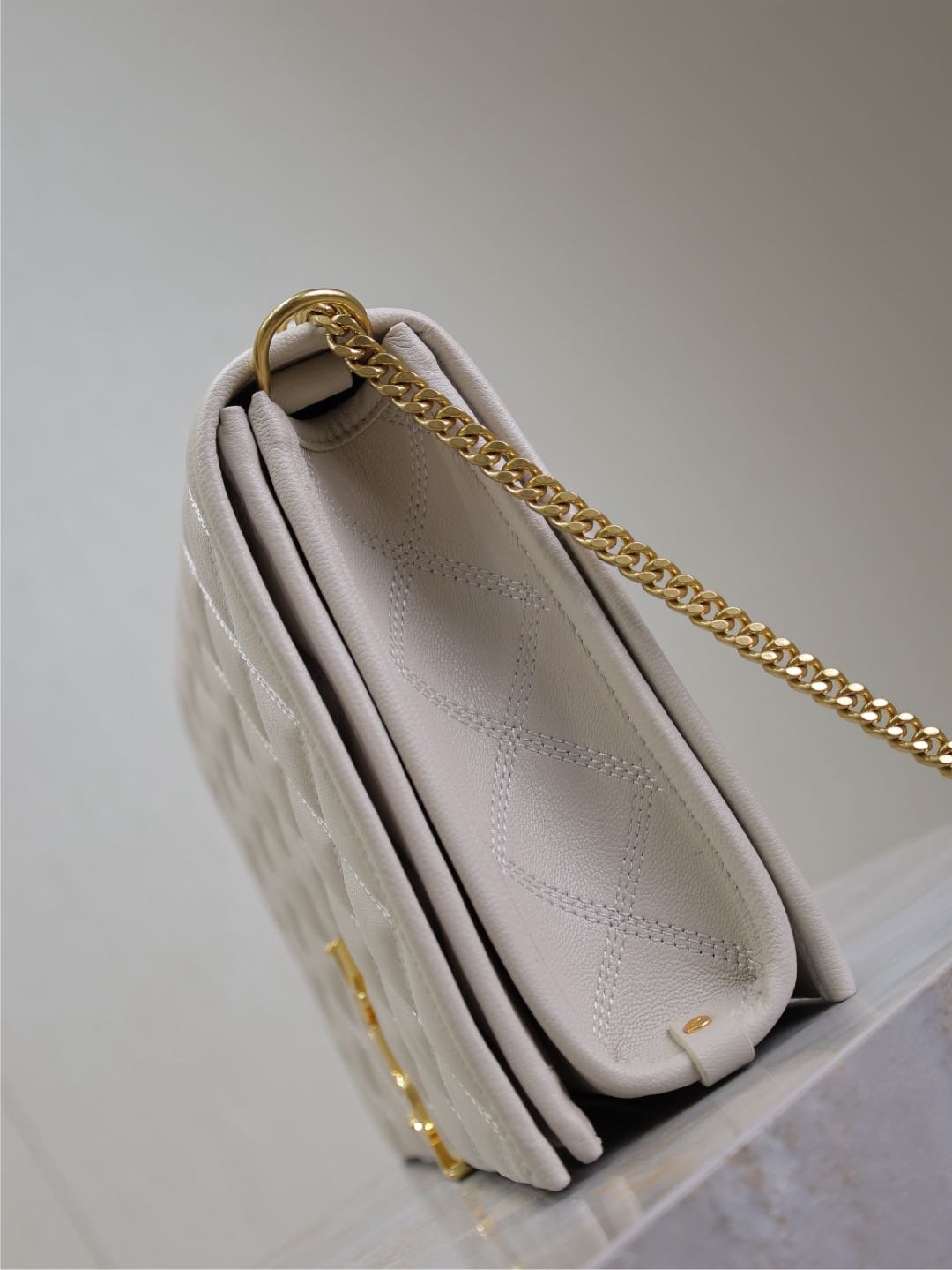 {Style No: 9R9UL1AE} BECKY 26 IN WHITE QUILTED LAMBSKIN GOLD HARDWARE - Image 9