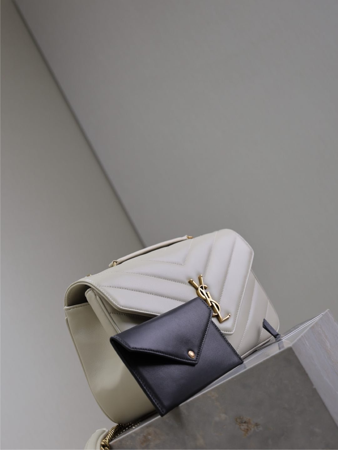 {Style No: ET64U3C5} LOULOU MEDIUM 29 IN WHITE SHEEPSKIN GOLD HARDWARE - Image 4