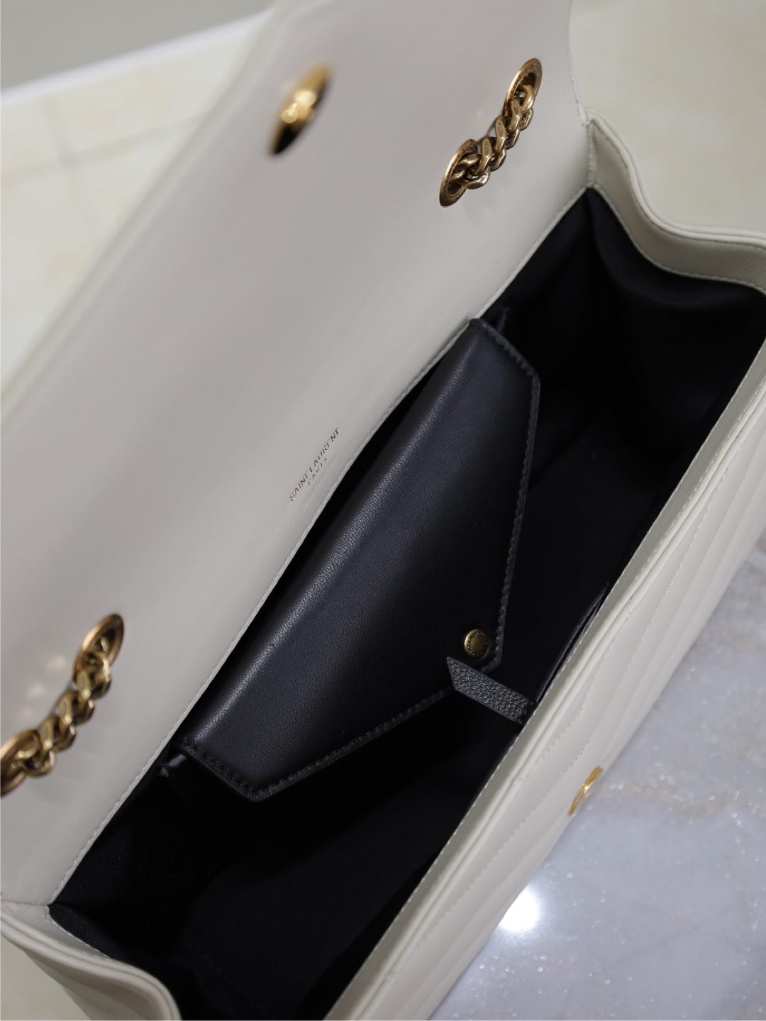 {Style No: ET64U3C5} LOULOU MEDIUM 29 IN WHITE SHEEPSKIN GOLD HARDWARE - Image 5