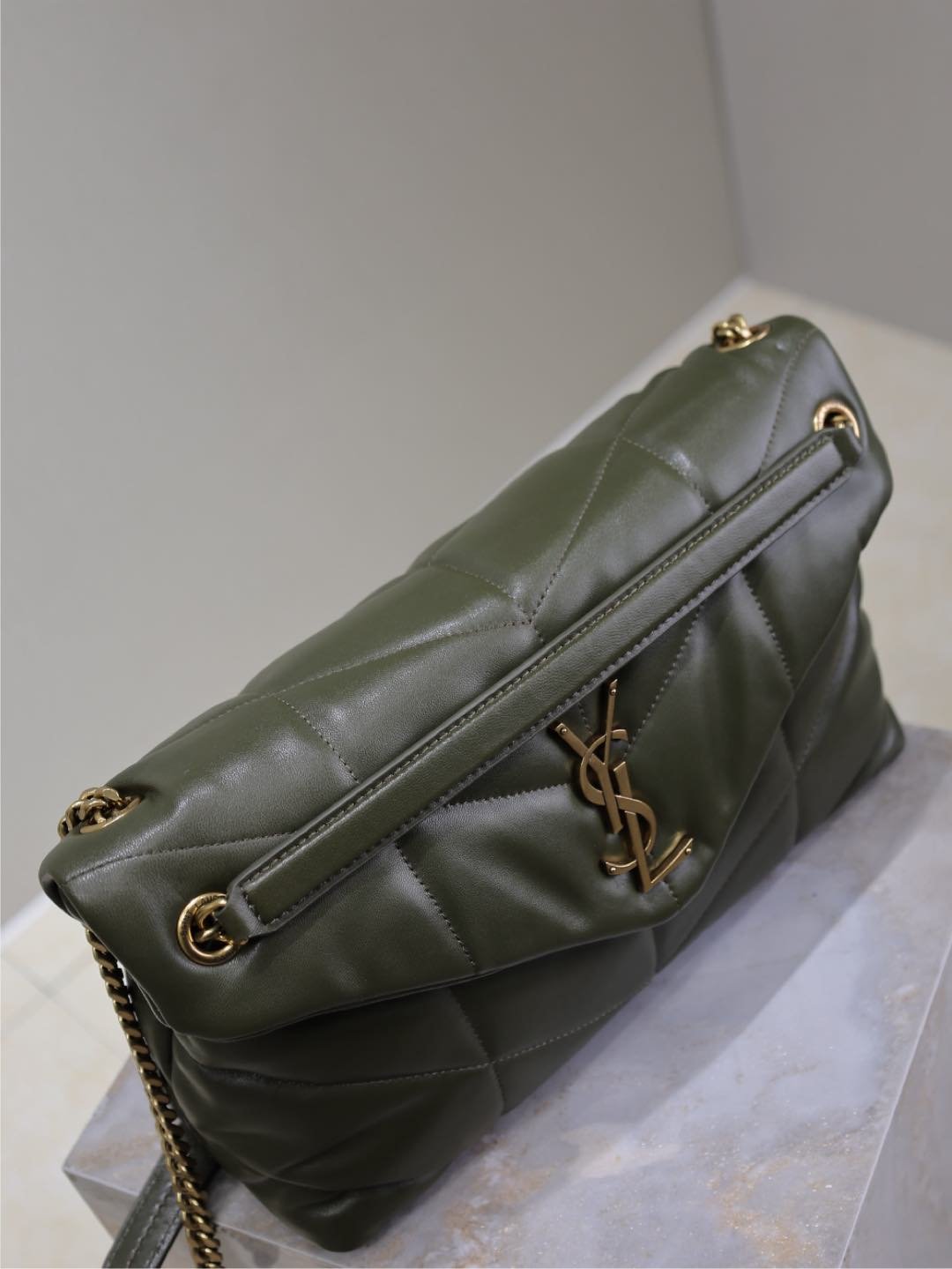 {Style No: 37WKGI9L} YSL 25S LOULOU PUFFER GM 35 IN DARK OLIVE CALFSKIN GOLD HARDWARE - Image 4
