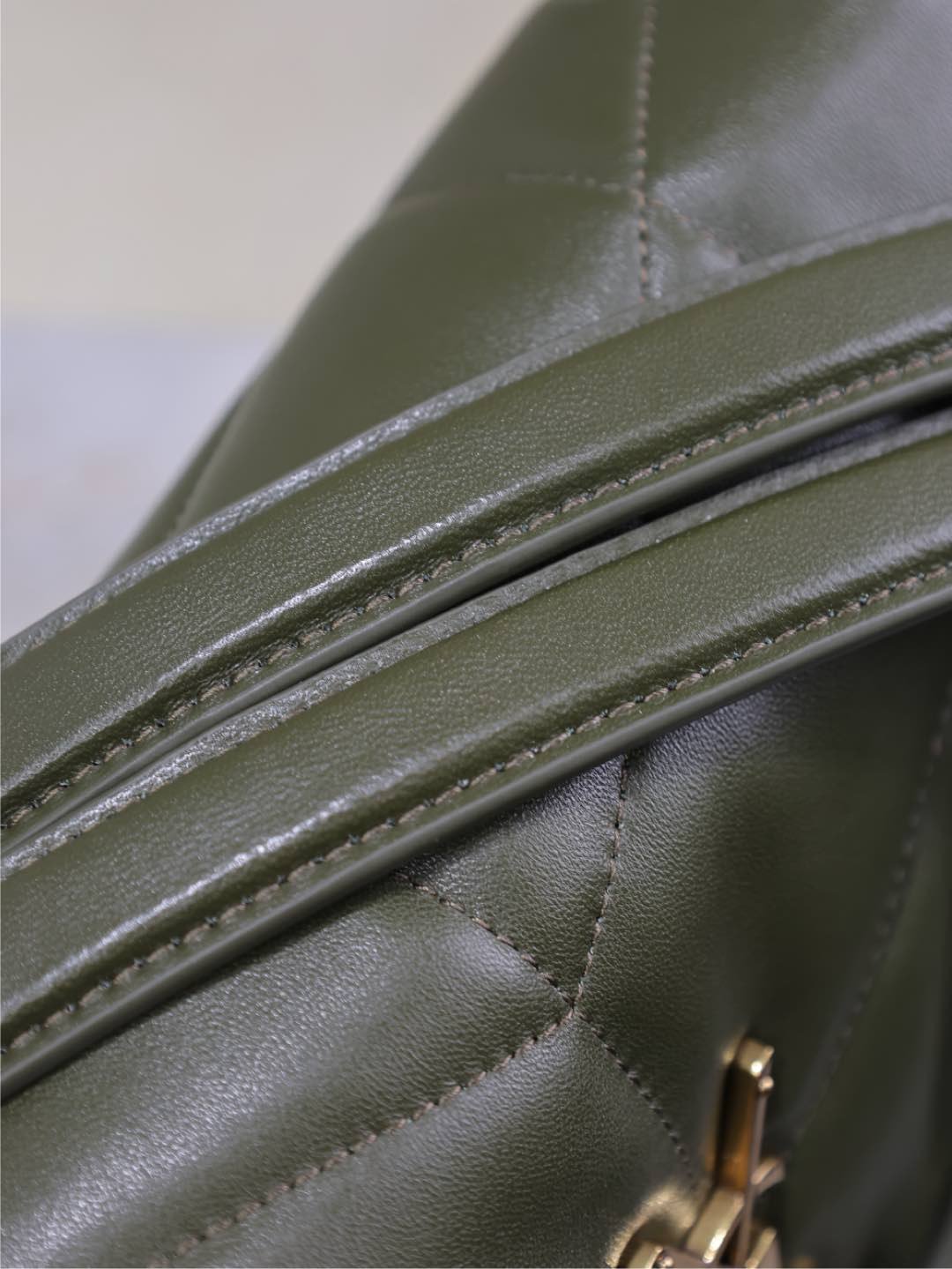 {Style No: 37WKGI9L} YSL 25S LOULOU PUFFER GM 35 IN DARK OLIVE CALFSKIN GOLD HARDWARE - Image 7