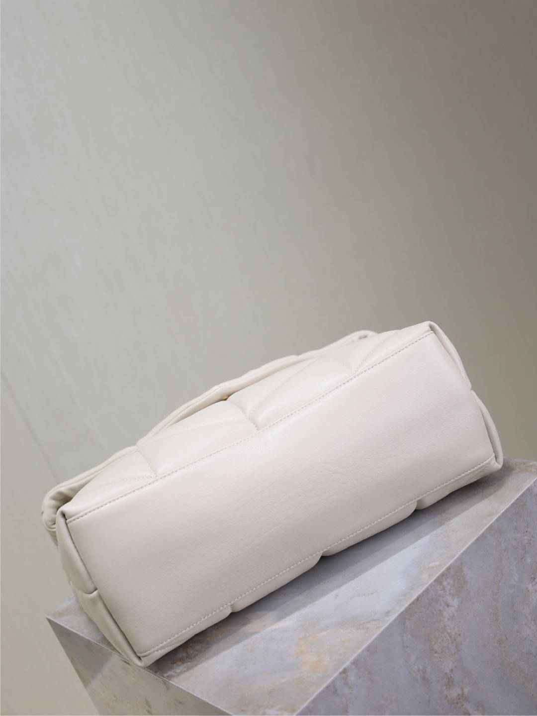 {Style No: 5R4DY8SH} YSL 25S LOULOU PUFFER GM 35 IN BLANC VINTAGE CALFSKIN GOLD HARDWARE - Image 9