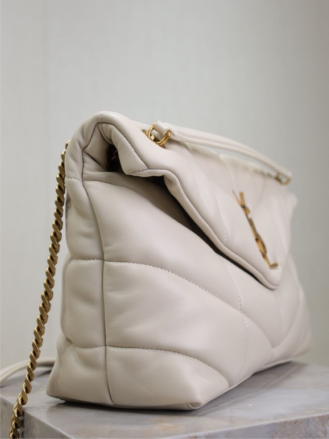 {Style No: 5R4DY8SH} YSL 25S LOULOU PUFFER GM 35 IN BLANC VINTAGE CALFSKIN GOLD HARDWARE - Image 7