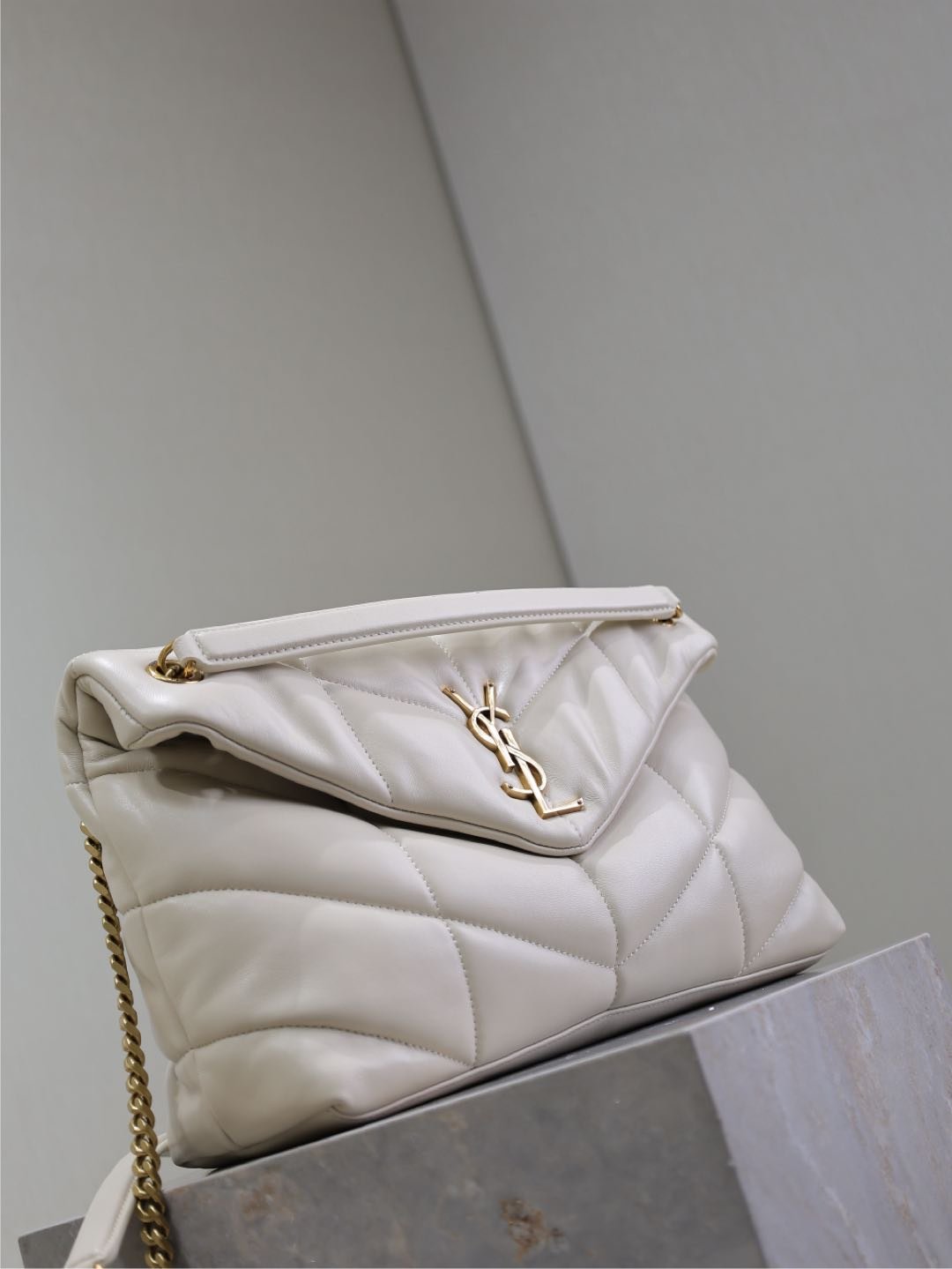 {Style No: 5R4DY8SH} YSL 25S LOULOU PUFFER GM 35 IN BLANC VINTAGE CALFSKIN GOLD HARDWARE - Image 6