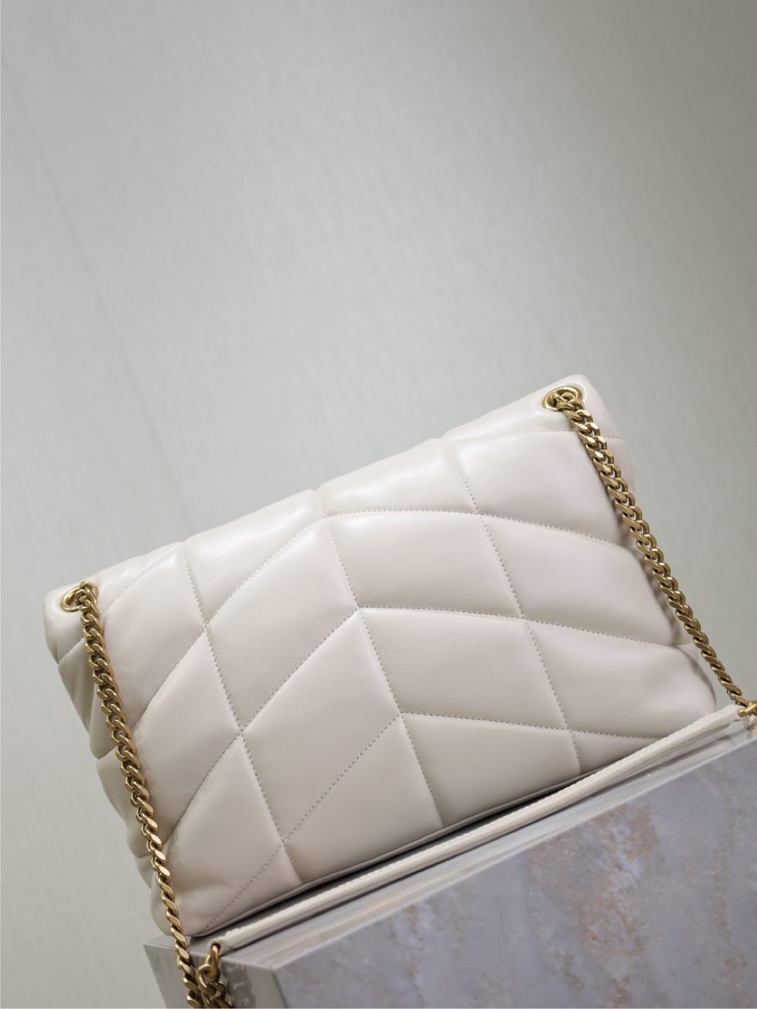 {Style No: 5R4DY8SH} YSL 25S LOULOU PUFFER GM 35 IN BLANC VINTAGE CALFSKIN GOLD HARDWARE - Image 2