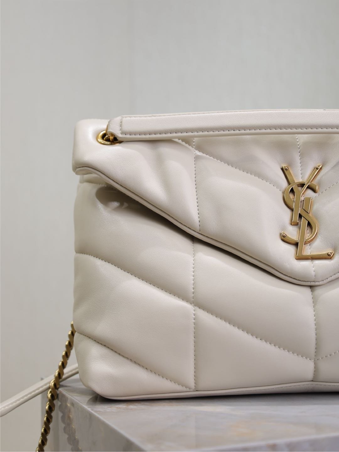 {Style No: 5R4DY8SH} YSL 25S LOULOU PUFFER GM 35 IN BLANC VINTAGE CALFSKIN GOLD HARDWARE - Image 3
