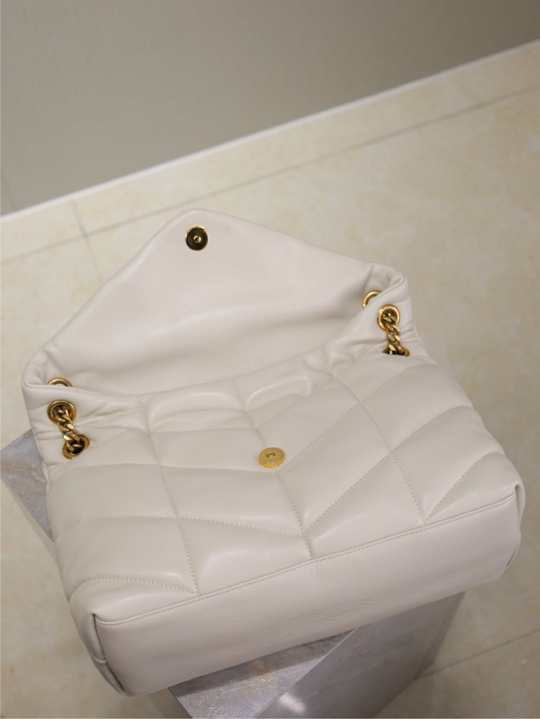 {Style No: 5R4DY8SH} YSL 25S LOULOU PUFFER GM 35 IN BLANC VINTAGE CALFSKIN GOLD HARDWARE - Image 4