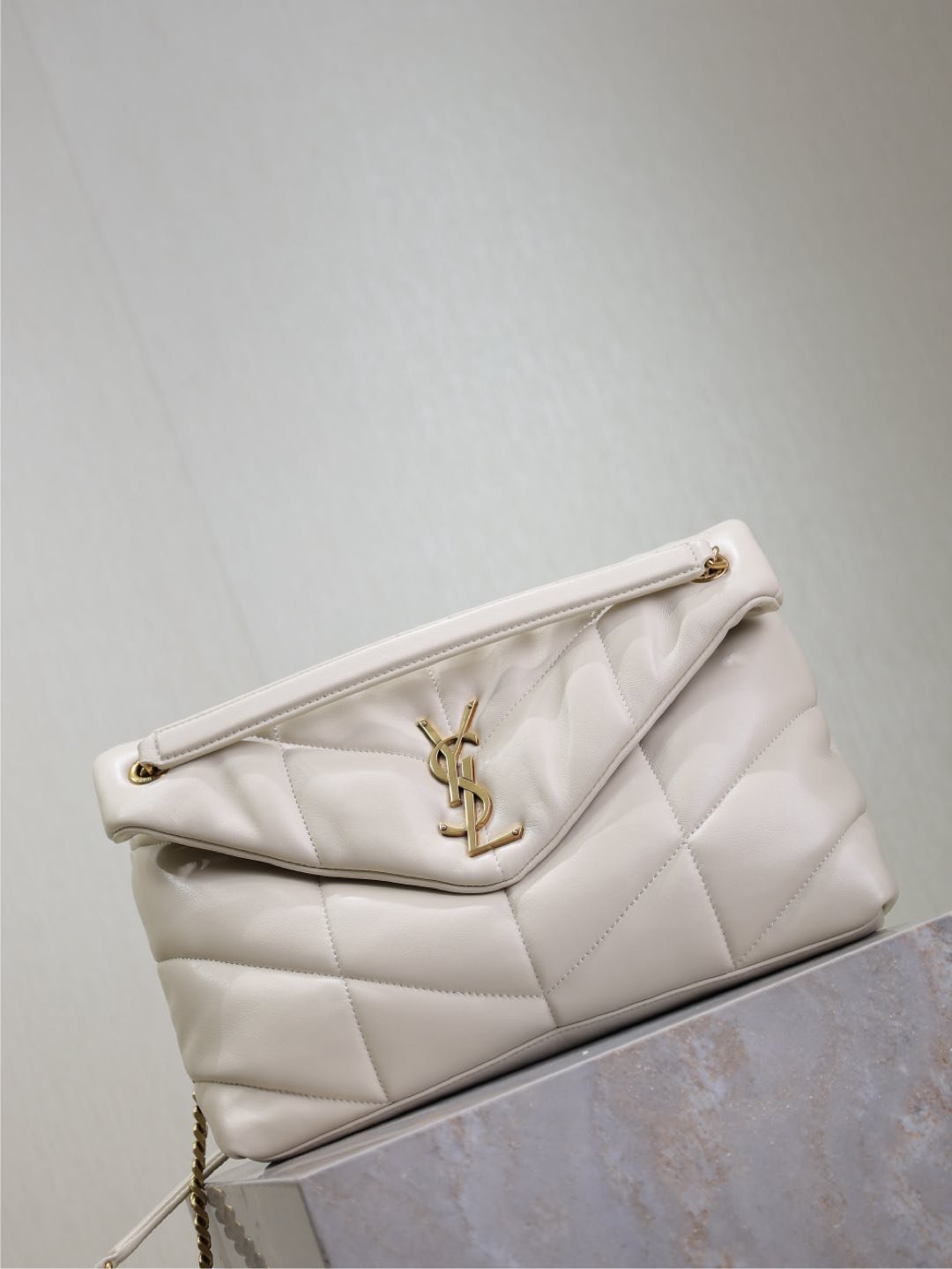 {Style No: 5R4DY8SH} YSL 25S LOULOU PUFFER GM 35 IN BLANC VINTAGE CALFSKIN GOLD HARDWARE - Image 8
