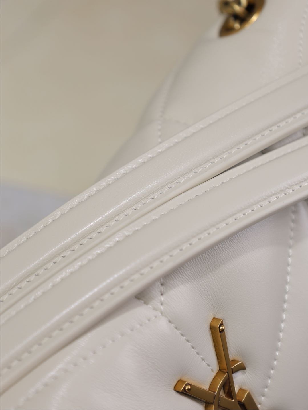 {Style No: 7HHWS4DH} YSL 25S LOULOU PUFFER MM 29 IN BLANC VINTAGE CALFSKIN GOLD HARDWRE - Image 7