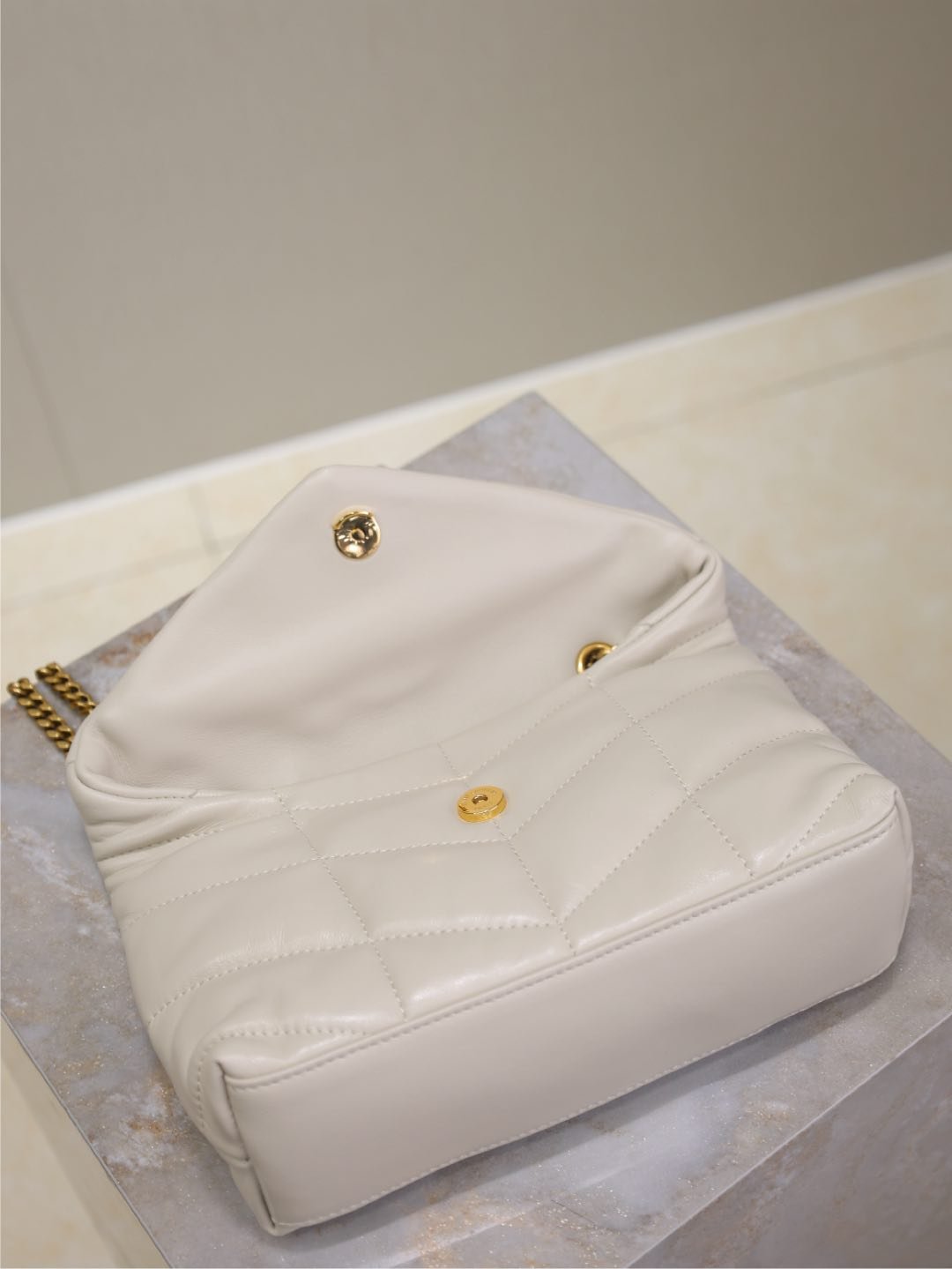 {Style No: DPCUFPUZ} YSL 25S LOULOU PUFFER MINI 23 IN BLANC VINTAGE CALFSKIN GOLD HARDWRE - Image 4