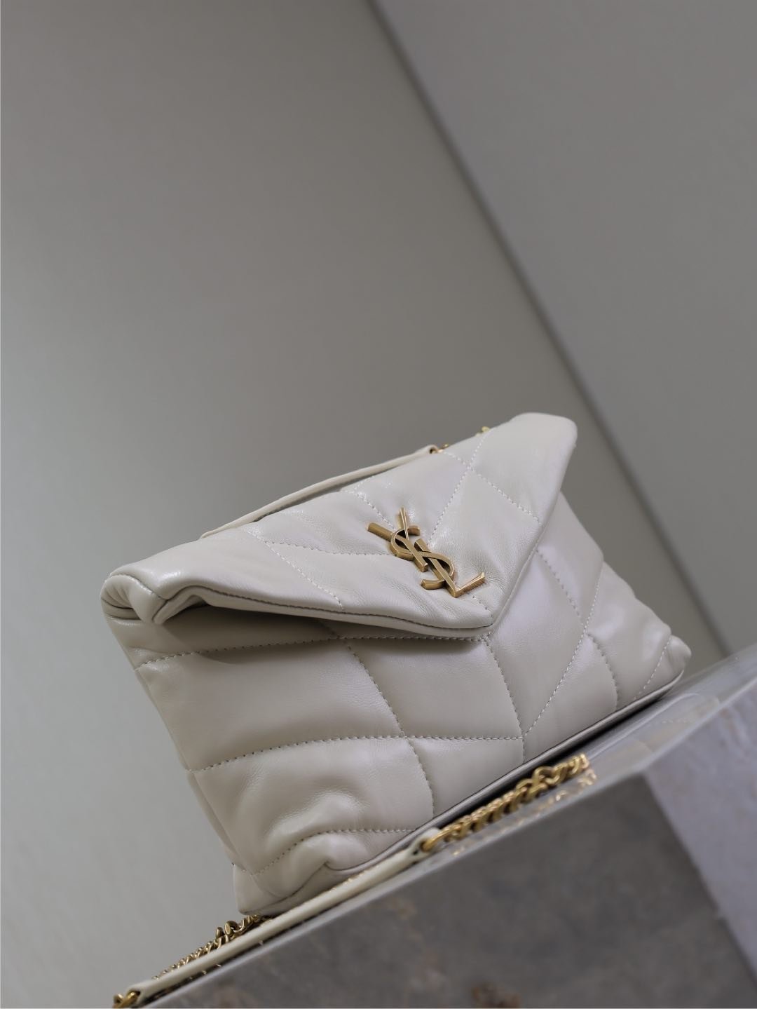 {Style No: DPCUFPUZ} YSL 25S LOULOU PUFFER MINI 23 IN BLANC VINTAGE CALFSKIN GOLD HARDWRE - Image 8