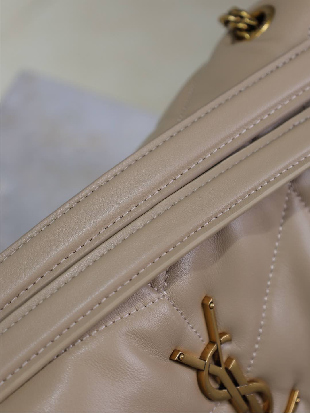 {Style No: FXDH9WQW} YSL 25S LOULOU PUFFER MM 29 IN BROWN CALFSKIN GOLD HARDWARE - Image 4