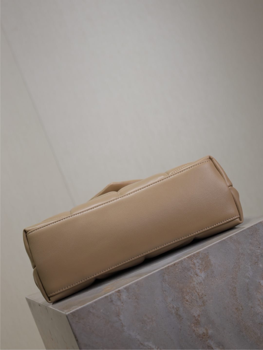 {Style No: FXDH9WQW} YSL 25S LOULOU PUFFER MM 29 IN BROWN CALFSKIN GOLD HARDWARE - Image 9