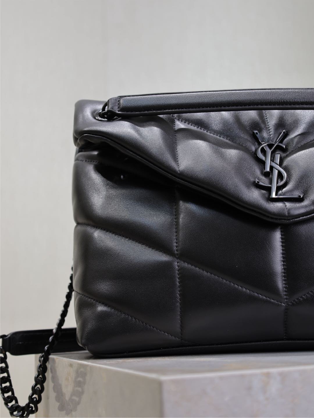 {Style No: 4M4Y4WLJ} YSL 25S LOULOU PUFFER GM 35 IN BLACK CALFSKIN BLACK HARDWARE - Image 3