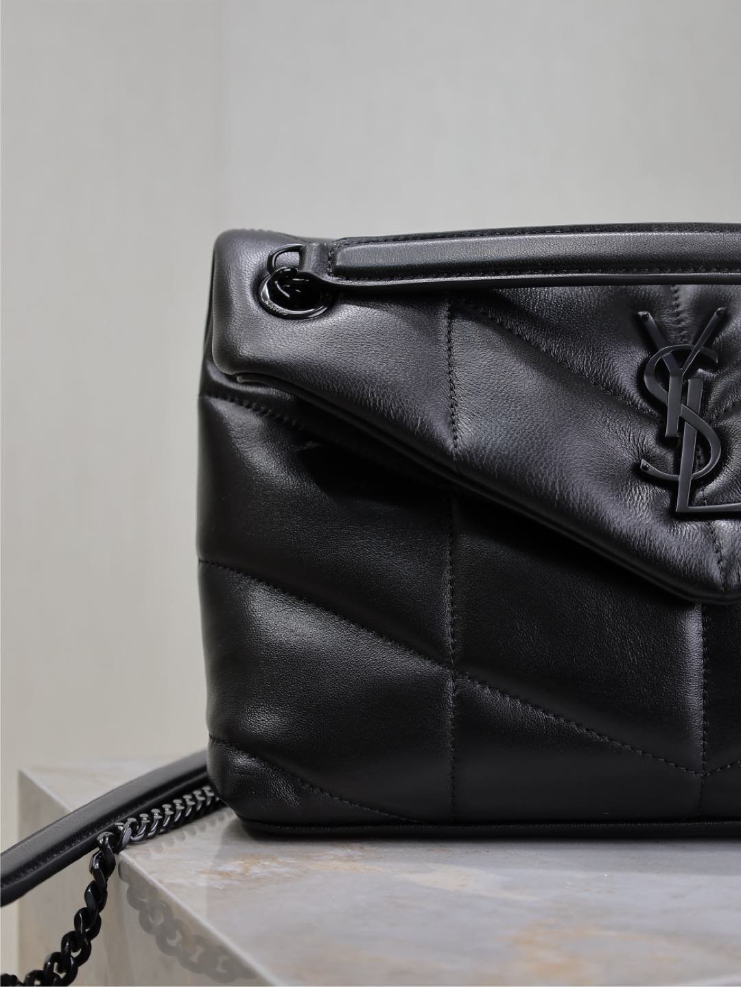 {Style No: 2IO1QT38} YSL 25S LOULOU PUFFER MM 29 IN BLACK CALFSKIN BLACK HARDWARE - Image 3