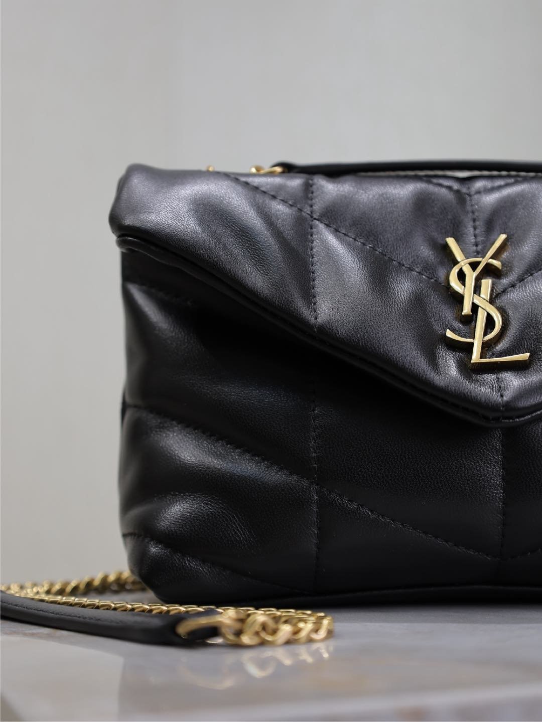 {Style No: 4VW8E62J} YSL 25S LOULOU PUFFER MINI 23 IN BLACK CALFSKIN GOLD HARDWRE - Image 6