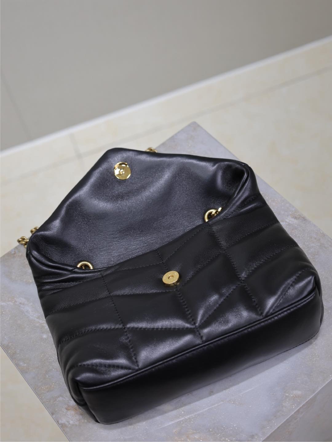 {Style No: 4VW8E62J} YSL 25S LOULOU PUFFER MINI 23 IN BLACK CALFSKIN GOLD HARDWRE - Image 4
