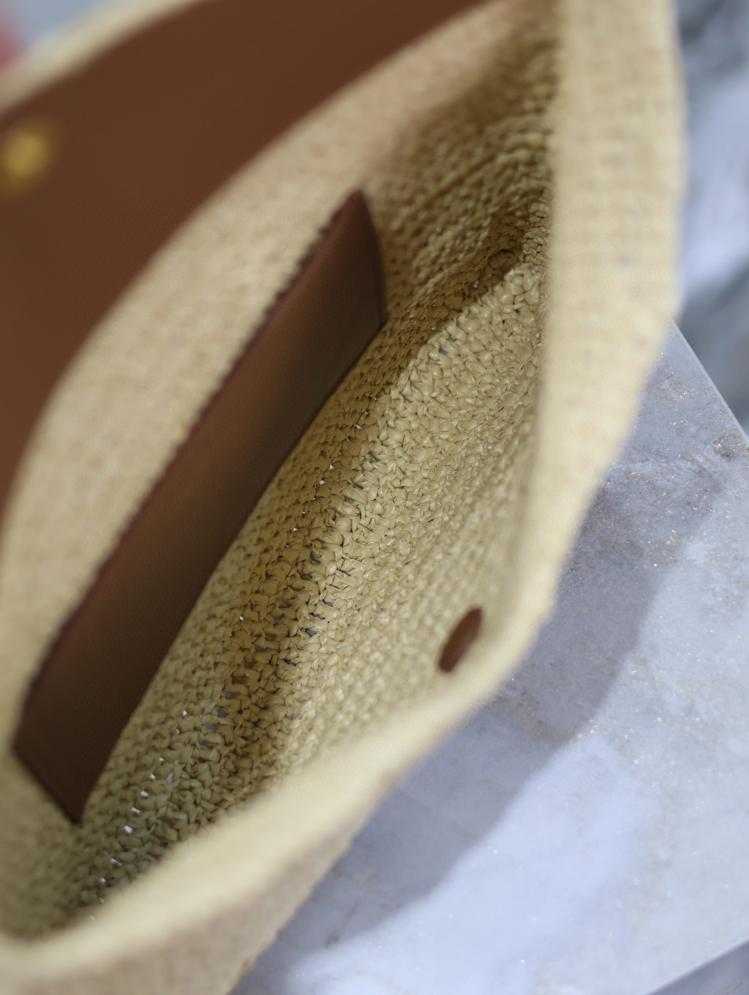 {Style No: J9UOEWWP} YSL 25S CASSANDRE LARGE ENVELOPE POUCH 29 IN NATURAL RAFFIA GOLD HARDWARE - Image 5