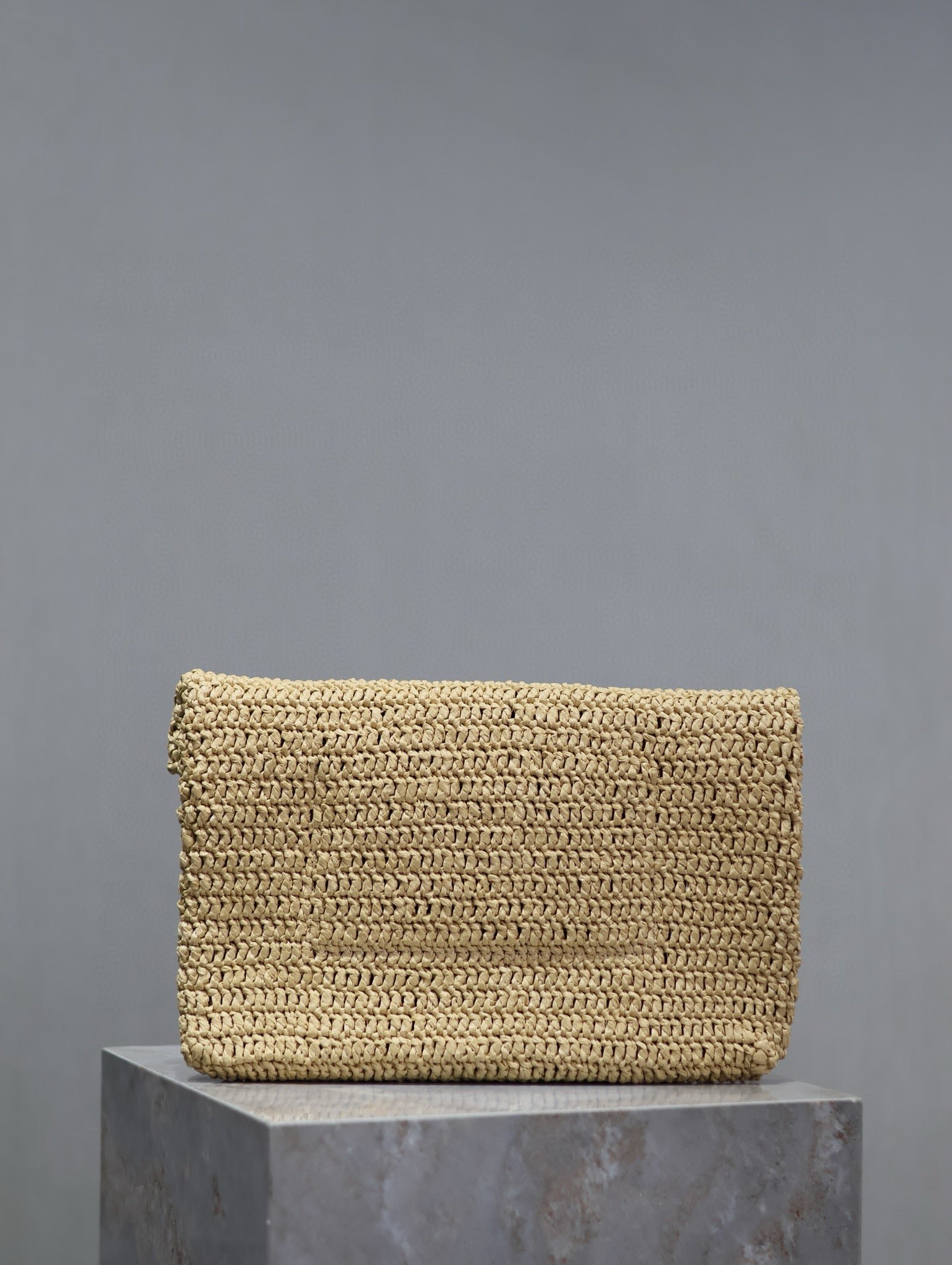 {Style No: J9UOEWWP} YSL 25S CASSANDRE LARGE ENVELOPE POUCH 29 IN NATURAL RAFFIA GOLD HARDWARE - Image 2