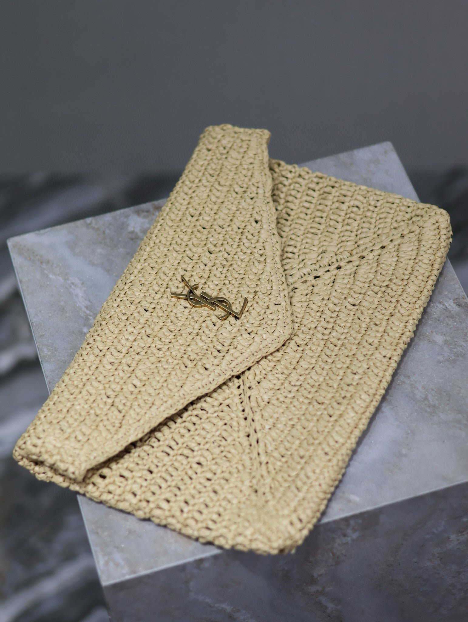 {Style No: J9UOEWWP} YSL 25S CASSANDRE LARGE ENVELOPE POUCH 29 IN NATURAL RAFFIA GOLD HARDWARE - Image 3