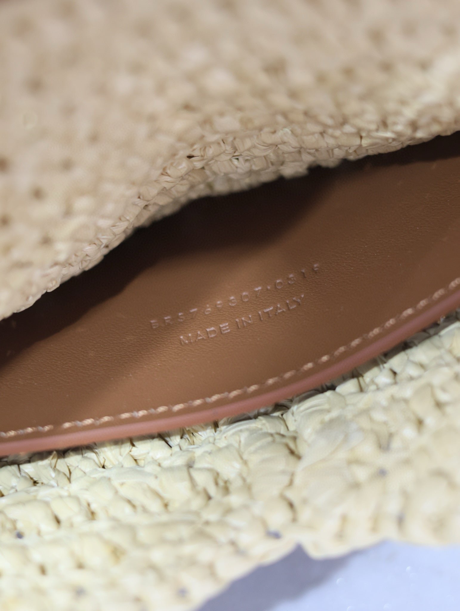 {Style No: J9UOEWWP} YSL 25S CASSANDRE LARGE ENVELOPE POUCH 29 IN NATURAL RAFFIA GOLD HARDWARE - Image 8