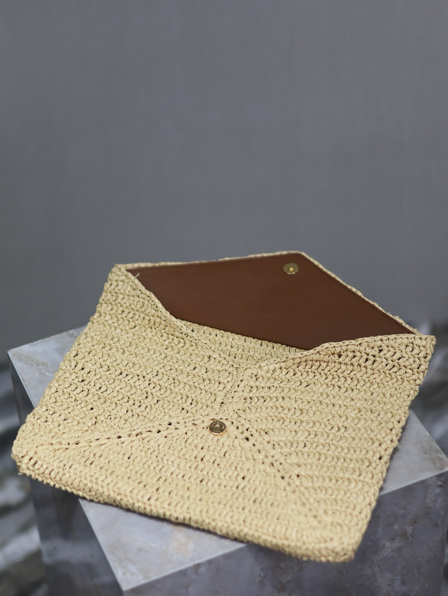{Style No: J9UOEWWP} YSL 25S CASSANDRE LARGE ENVELOPE POUCH 29 IN NATURAL RAFFIA GOLD HARDWARE - Image 4