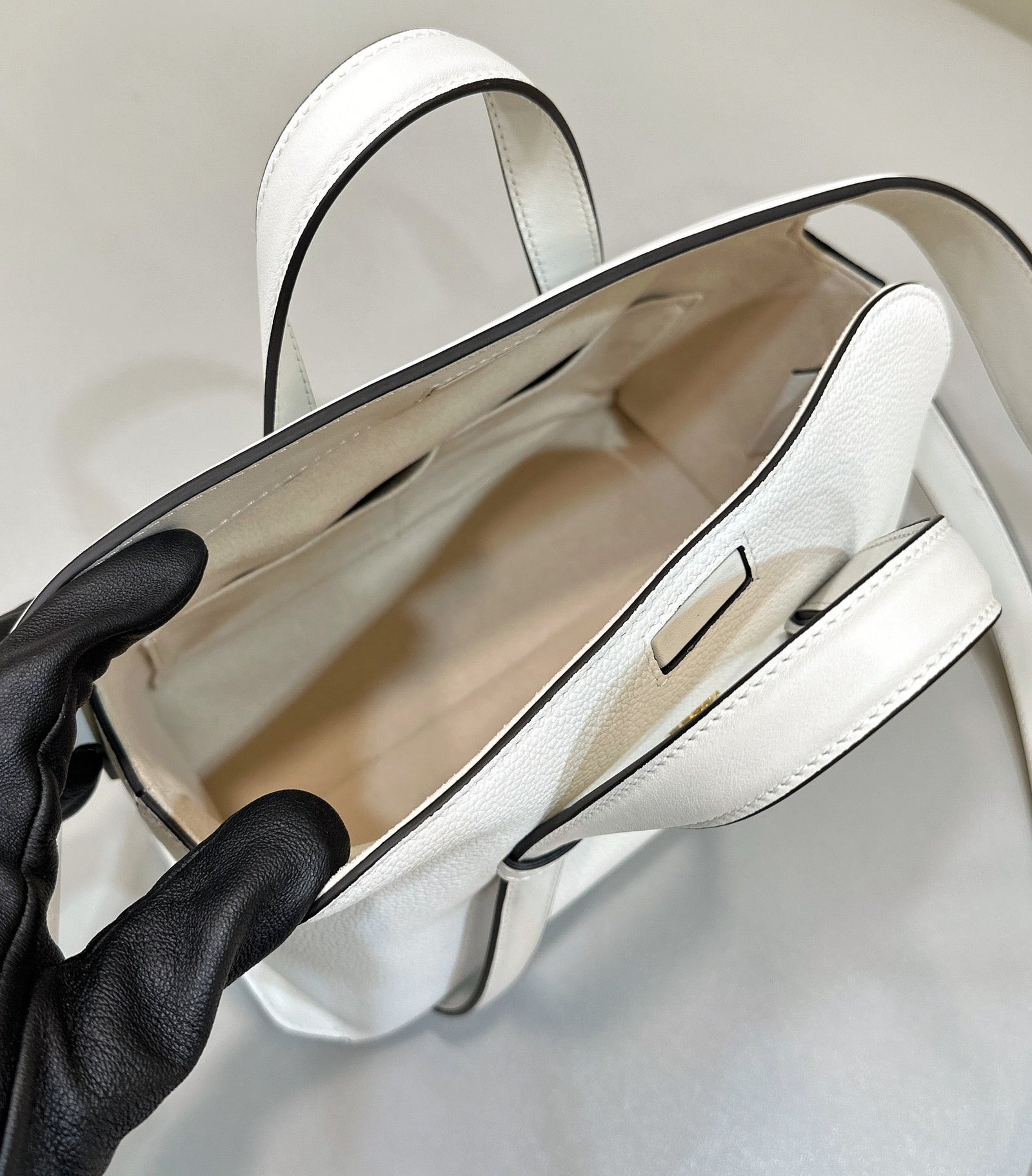 {Style No: BP9P8G5F} FENDI 27 BAG IN WHITE CALFSKIN WITH GOLD HARDWARE - Image 7