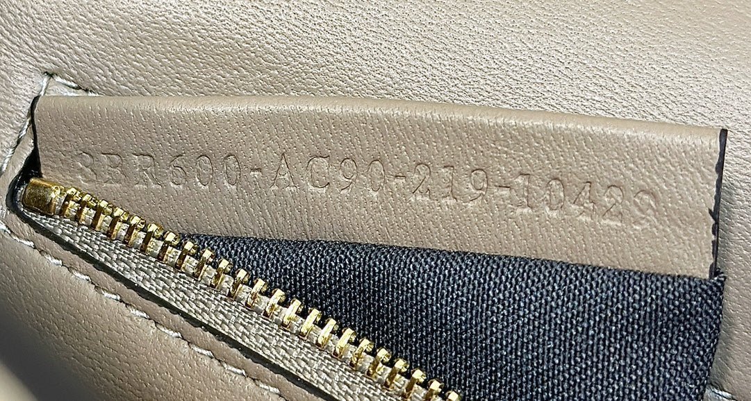 {Style No: LHVJ46GB} FENDI BAGUETTE 27 BAG IN SAND BEIGE CALFSKIN WITH GOLD HARDWARE - Image 7