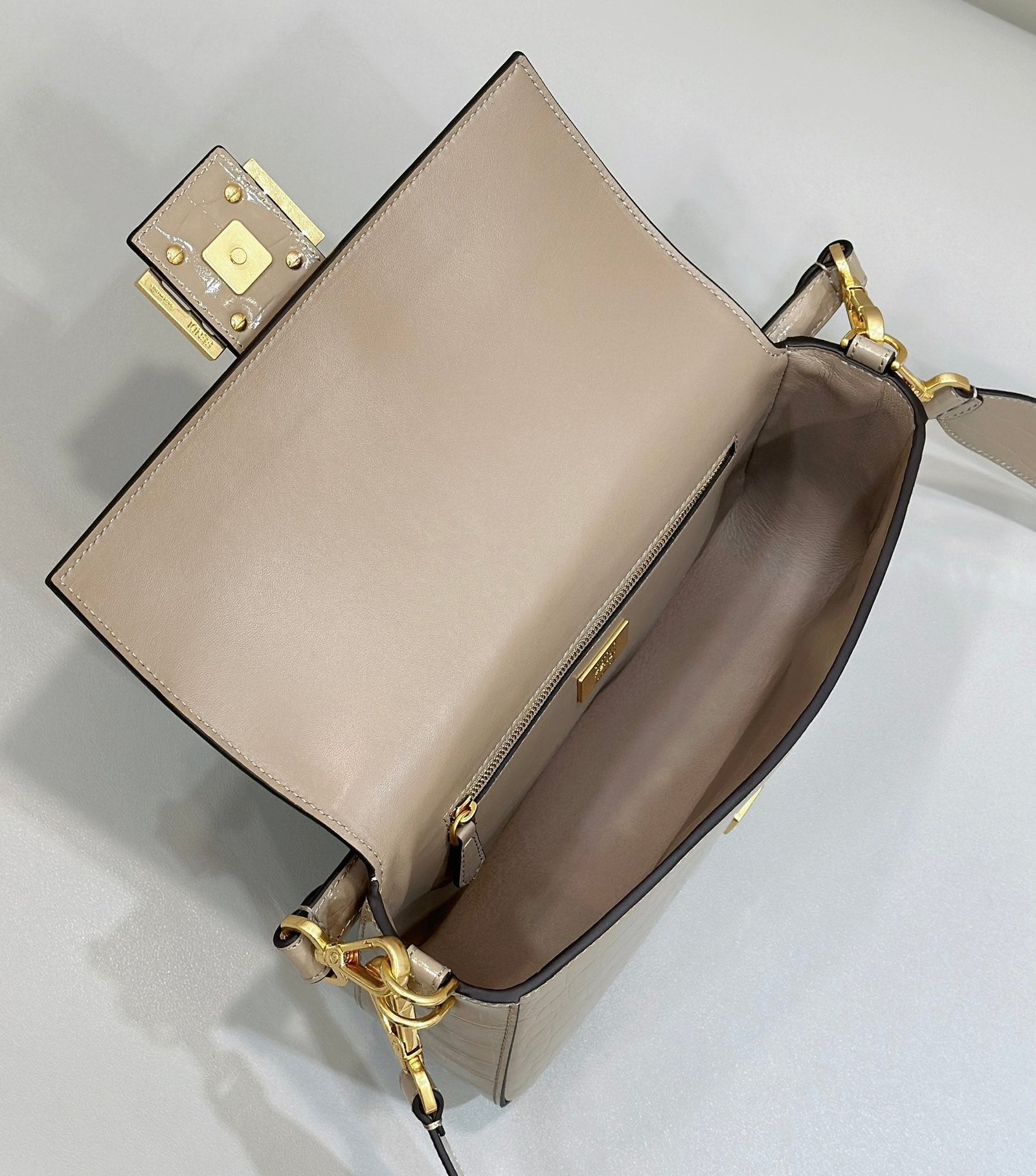 {Style No: LHVJ46GB} FENDI BAGUETTE 27 BAG IN SAND BEIGE CALFSKIN WITH GOLD HARDWARE - Image 4